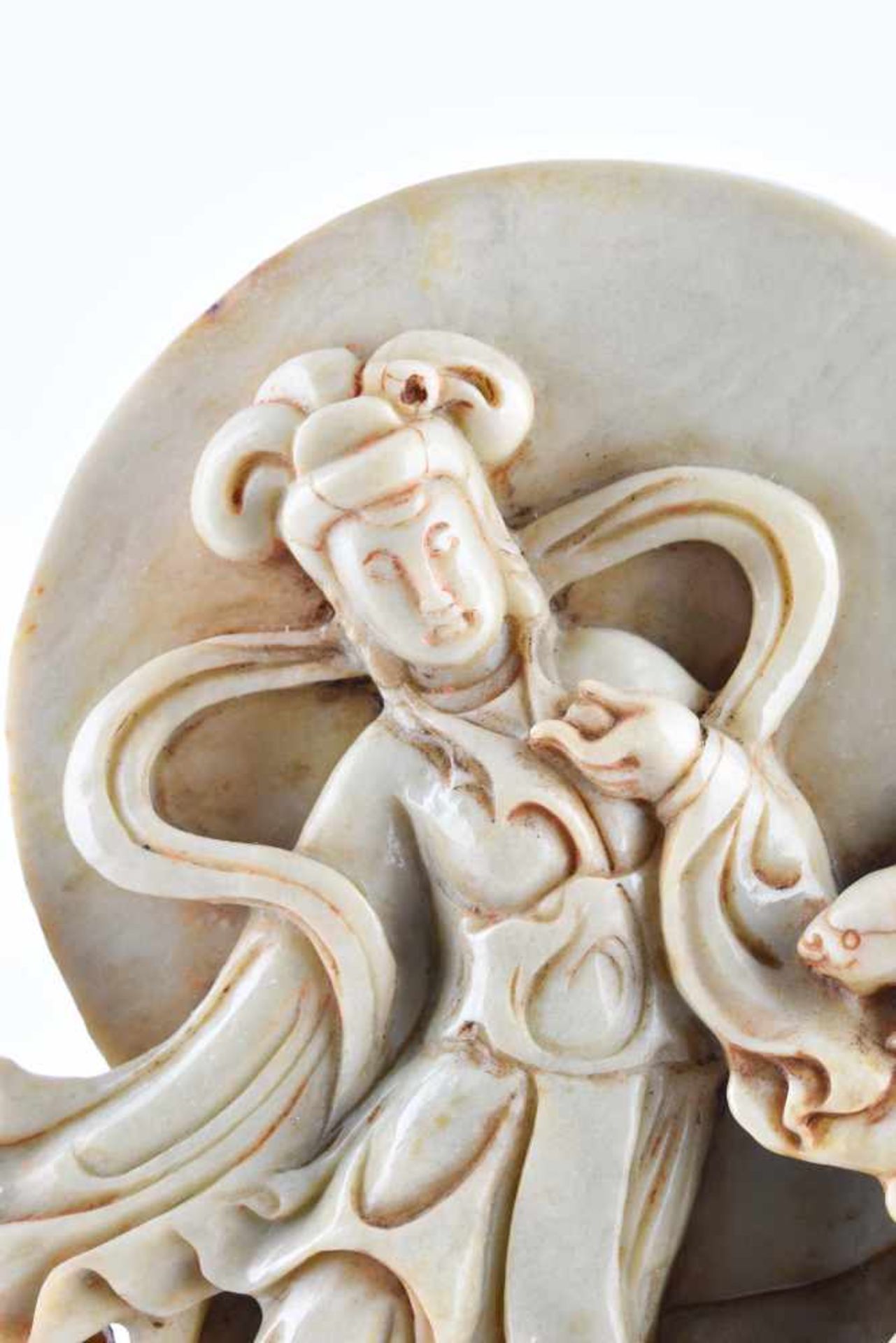 Große Jadeschnitzerei China Republikperiodevorder- und rückseitig fein beschnitzt, auf Holzsockel - Image 5 of 6