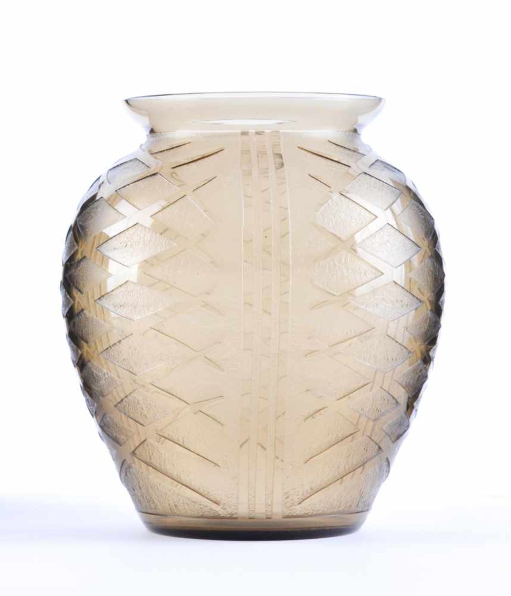 Vase Daum Nancy Franceumlaufend mit Ätzdekor verziert, unten seitlich am Stand signiert, H: 19,5 cm,