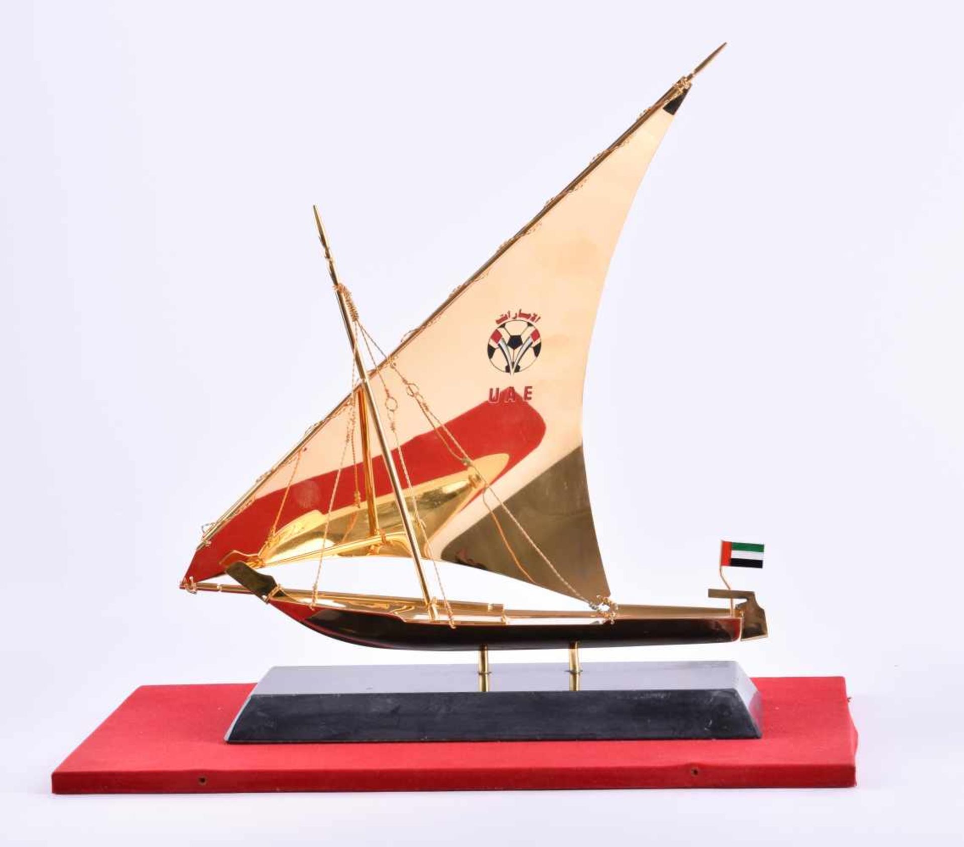Abu Dhabi, Racing Boot - DauSchiffmodell aus Messing mit schwerer Vergoldung, montiert auf