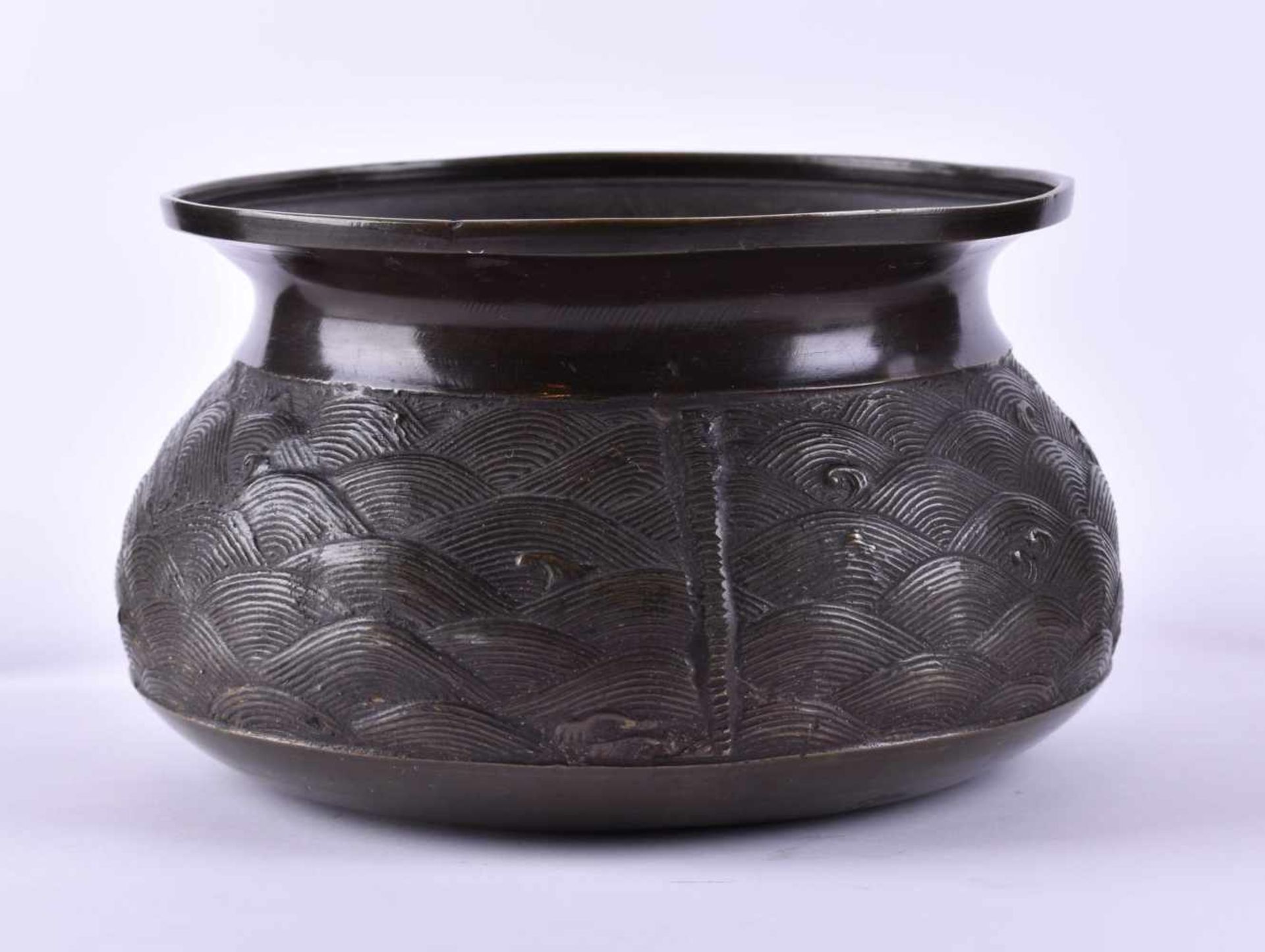 Weihrauchschale China Qing DynastieBronze, umlaufend mit Wellen-Reliefdekor, unterm Stand 6 - Image 2 of 5