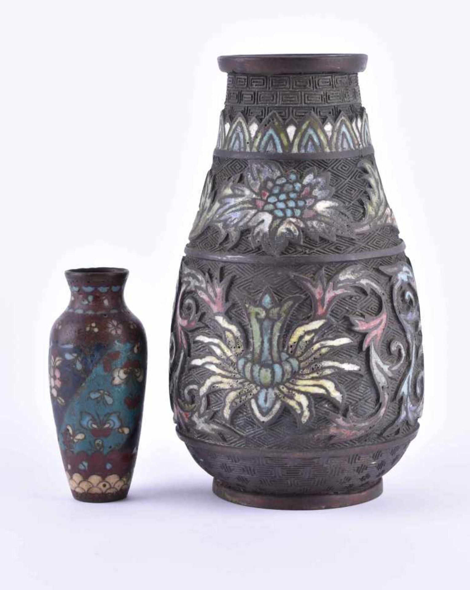 zwei Cloisonne Vasen ChinaBronze, H: 9,5 cm und 18 cmtwo cloisonne vases Chinabronze, height: 9.5 cm