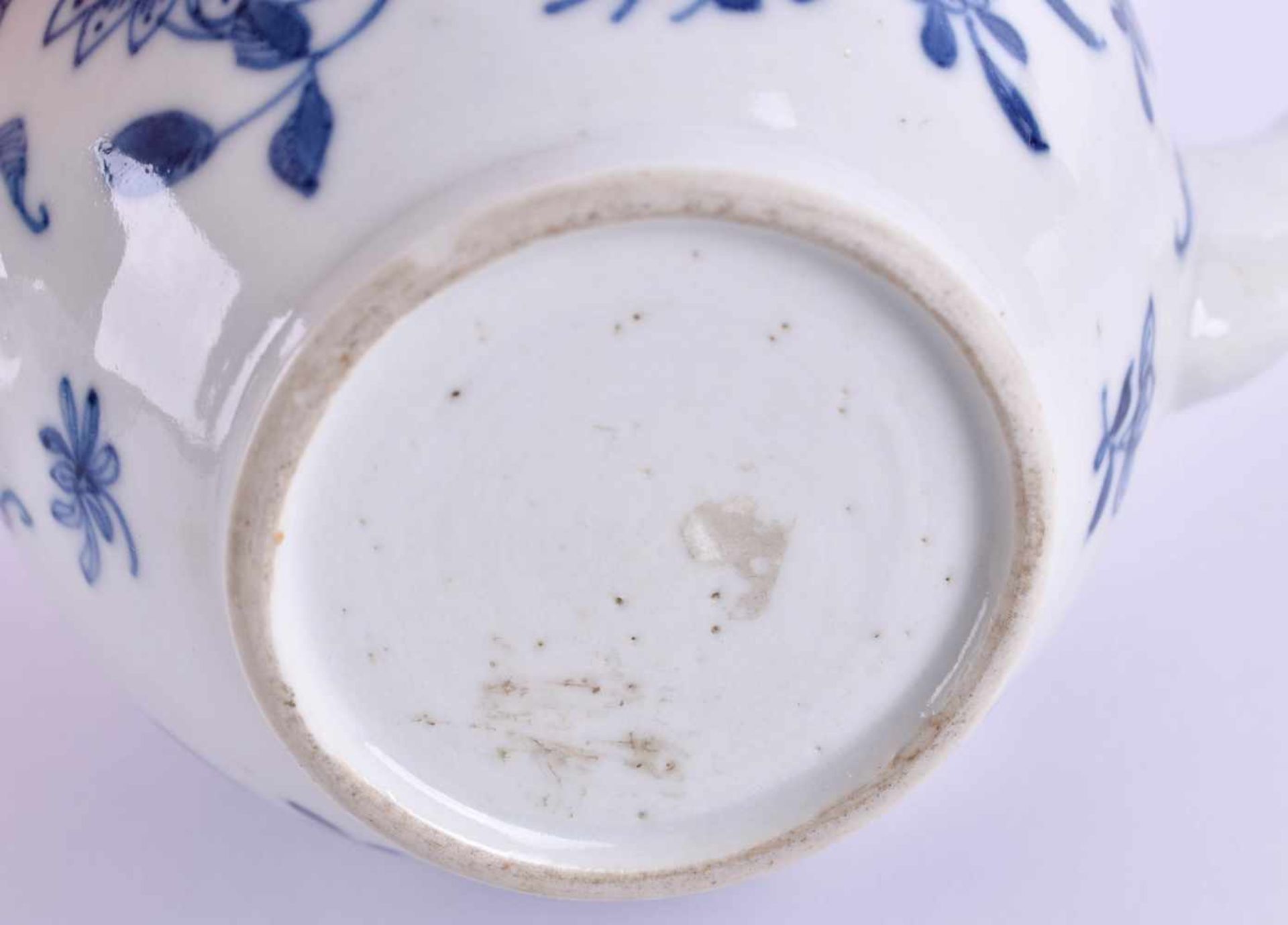 Teekanne China, Qing Periode, Kangximit blau-weiß Malerei, keine Beschädigung ersichtlich, H: ca. - Image 5 of 5