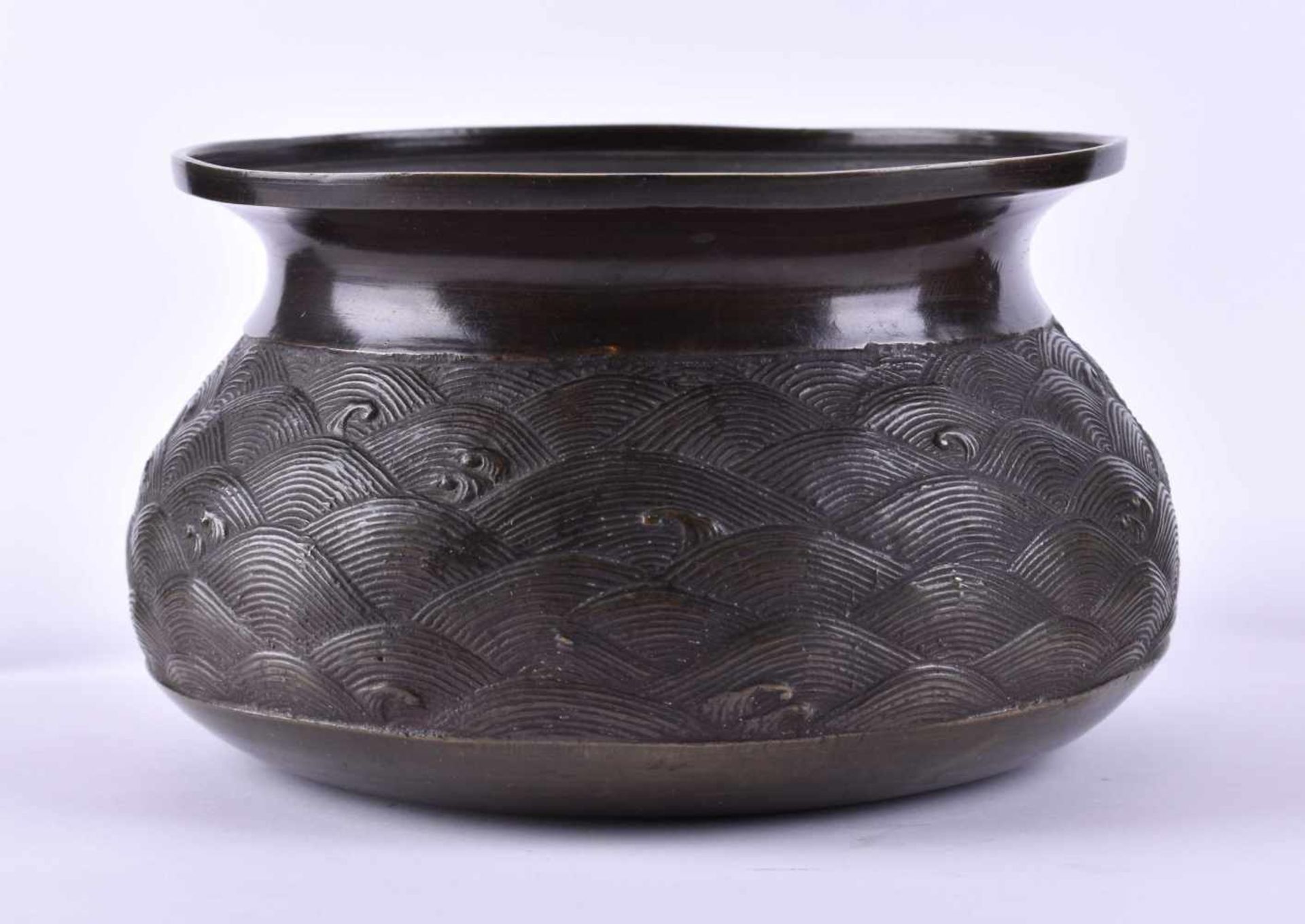 Weihrauchschale China Qing DynastieBronze, umlaufend mit Wellen-Reliefdekor, unterm Stand 6