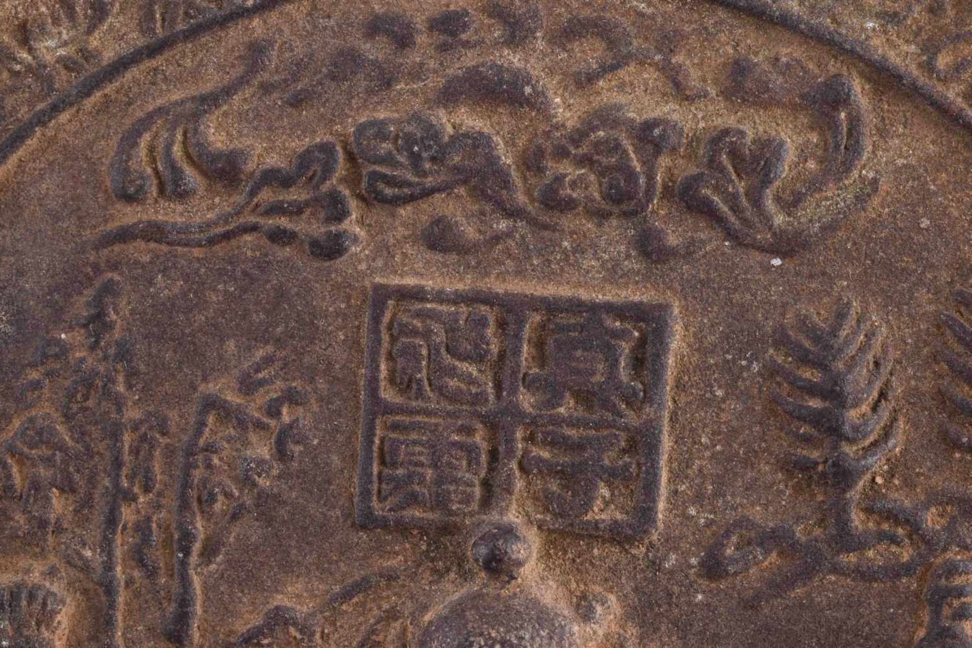 Bronze-Spiegel China wohl Han Dynastieschauseitig mit reliefiertem Dekor, im Spiegel oberhalb 4 - Image 5 of 7