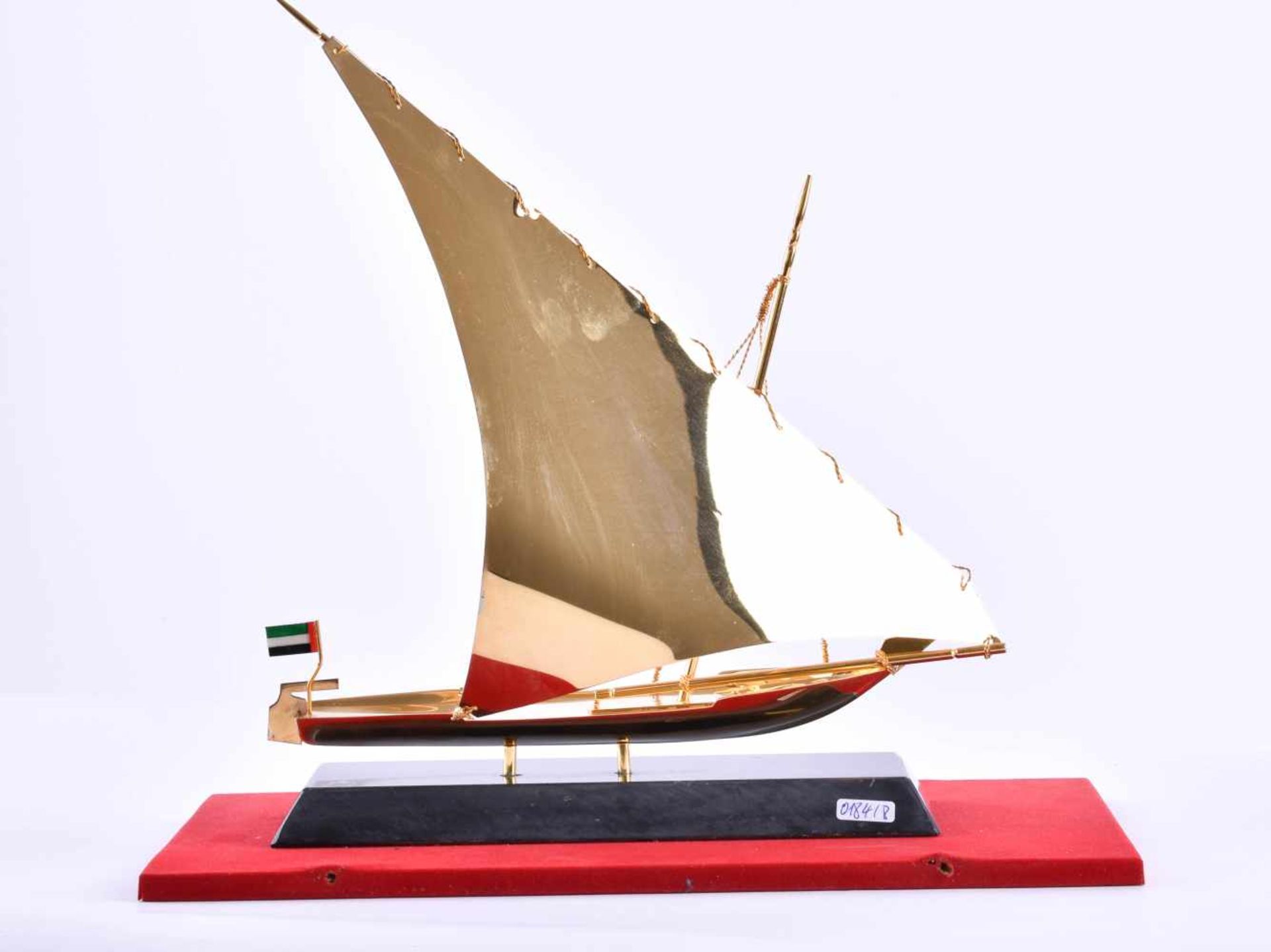 Abu Dhabi, Racing Boot - DauSchiffmodell aus Messing mit schwerer Vergoldung, montiert auf - Bild 6 aus 6