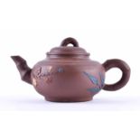 Zisha-Teekanne Chinaschauseitig und auf dem Deckel mit aufgesetztem floralen Dekor, gemarkt, H: 10
