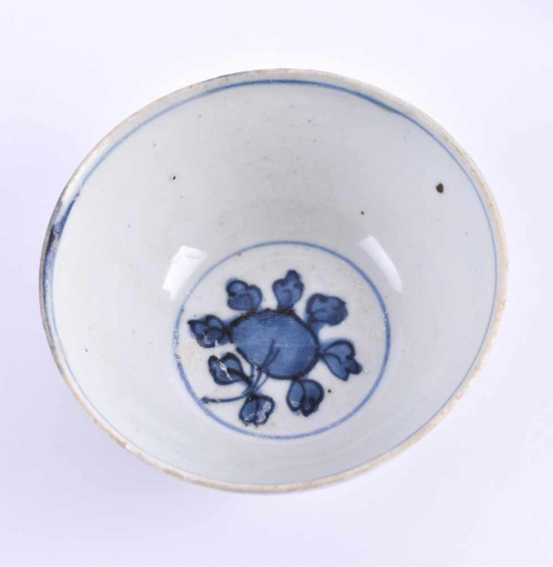 2 Schalen China Ming Periodemit blau-weiß Malerei, oberhalb am Rand jeweils mit einigen kleinen - Image 5 of 7