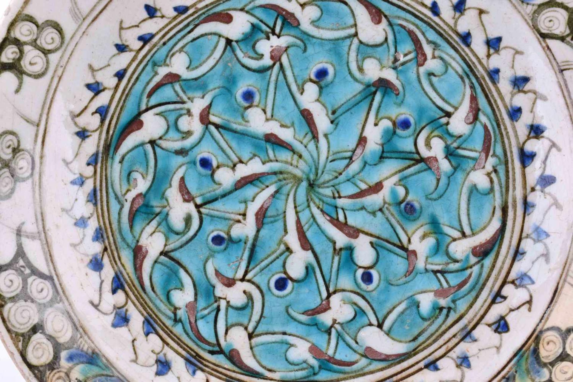 Iznik Keramikteller 17. Jhd.farbig staffiert, glasiert restauriert, Ø 30,2 cm,Provenienz: Alte - Image 2 of 5