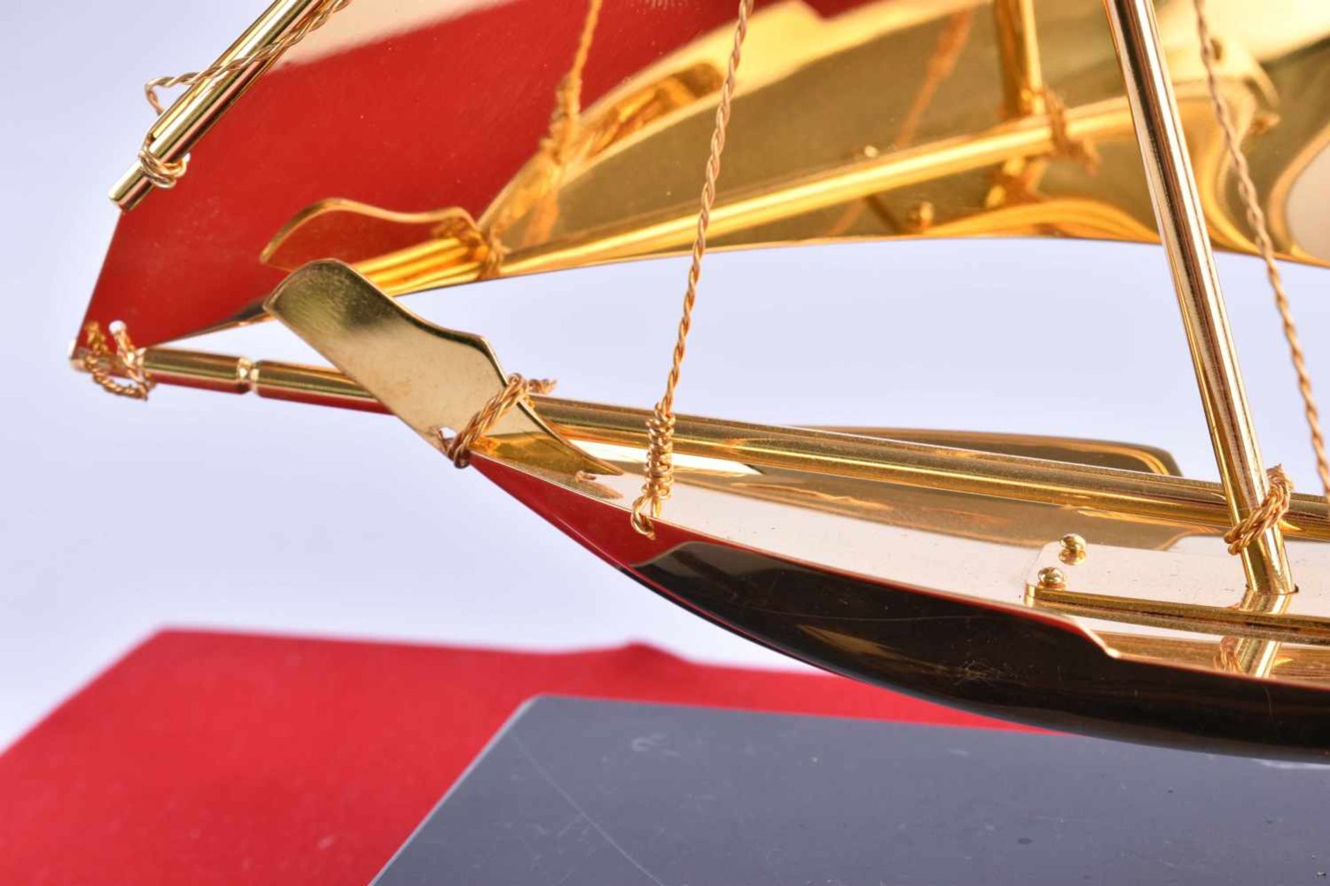 Abu Dhabi, Racing Boot - DauSchiffmodell aus Messing mit schwerer Vergoldung, montiert auf - Bild 3 aus 6