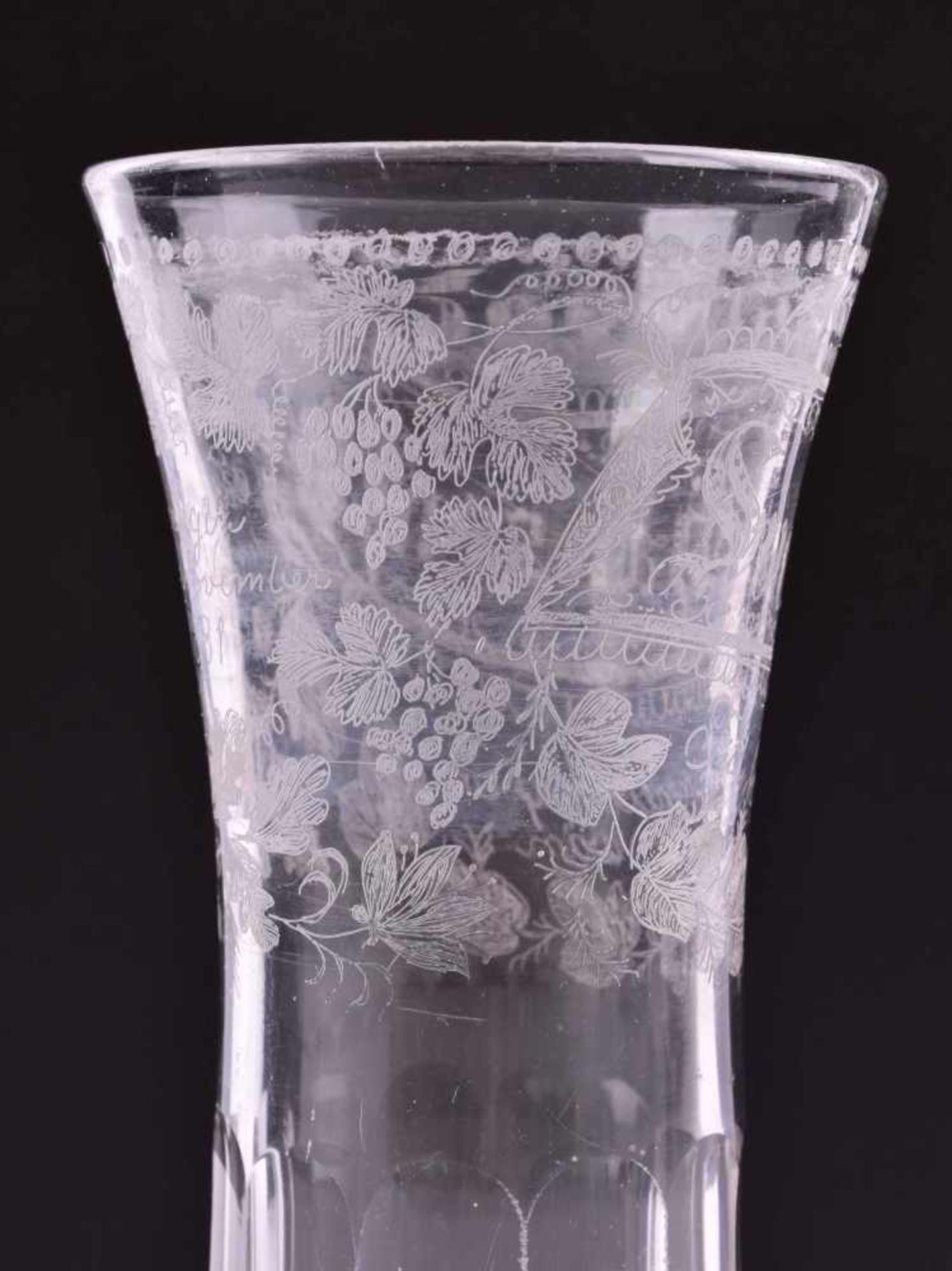 Vase 19.Jhd.umlaufend mit floralem Schliffdekor, Namensgebung mit Datierung 1881, unterm Stand - Image 2 of 5