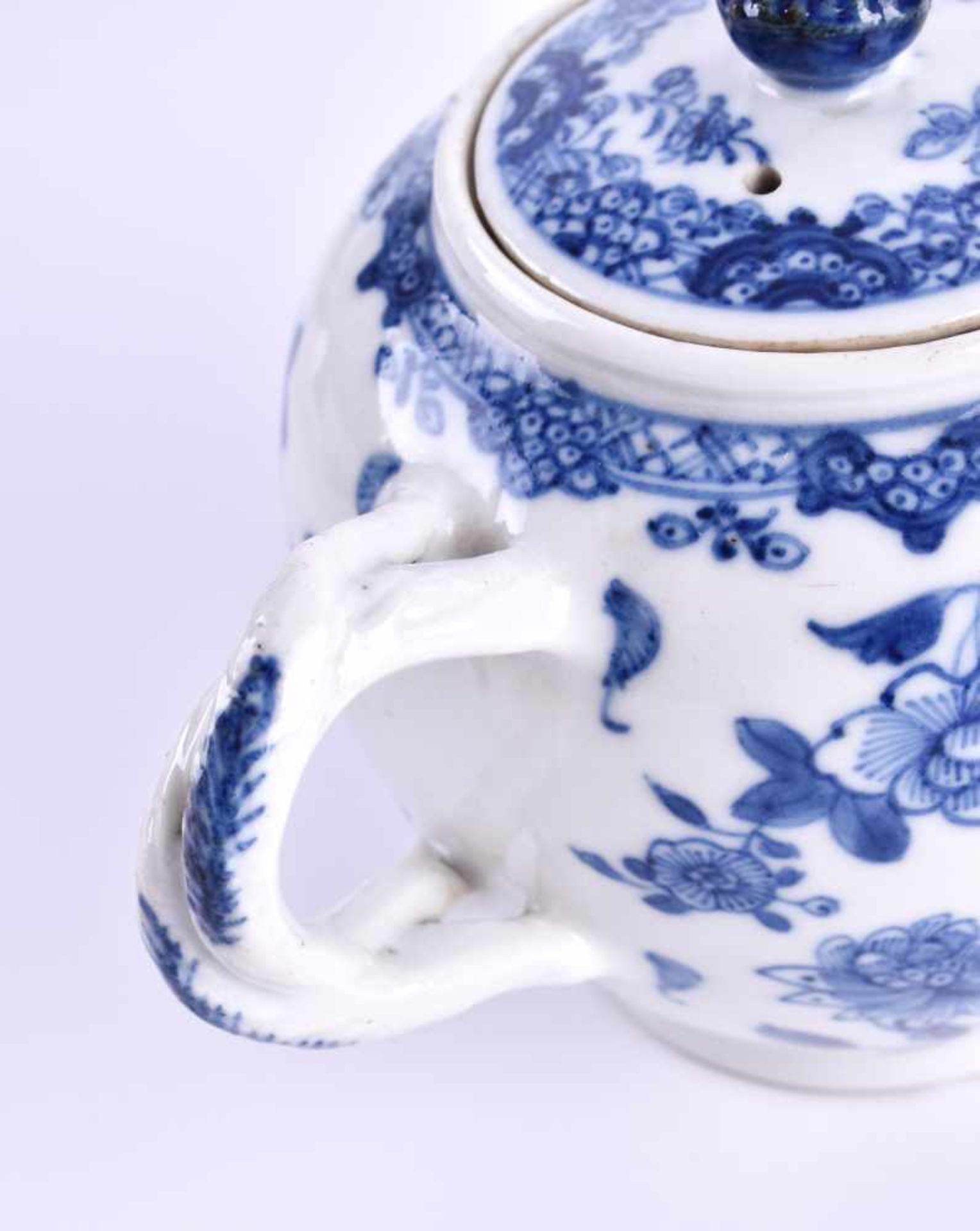 Teekanne China, Qing Periode, Kangximit blau-weiß Malerei, keine Beschädigung ersichtlich, H: ca. - Image 4 of 5