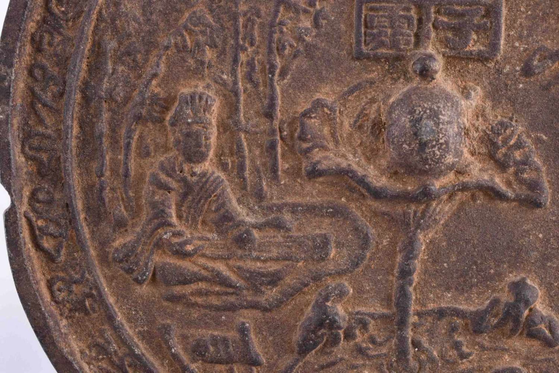 Bronze-Spiegel China wohl Han Dynastieschauseitig mit reliefiertem Dekor, im Spiegel oberhalb 4 - Image 2 of 7