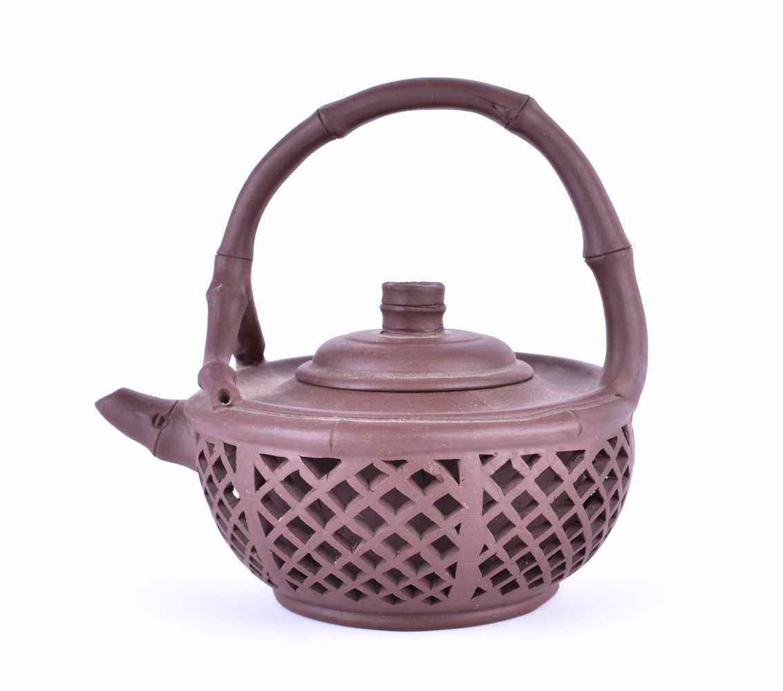 Zisha-Teekanne Chinaumlaufend mit Durchbruch-Dekor (Sägearbeit), gemarkt, H: 13,5 cmZisha tea pot