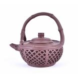 Zisha-Teekanne Chinaumlaufend mit Durchbruch-Dekor (Sägearbeit), gemarkt, H: 13,5 cmZisha tea pot