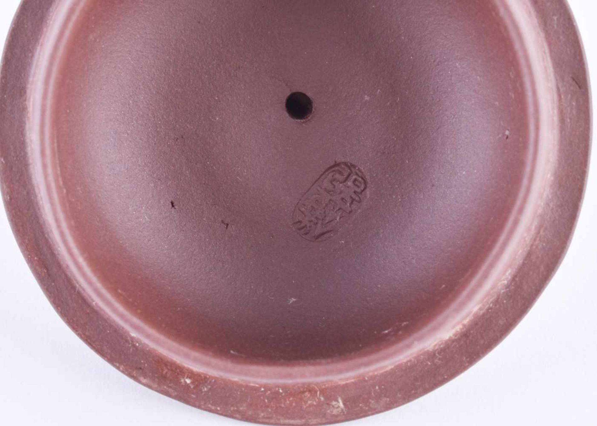 Zisha-Teekanne Chinaumlaufend mit Durchbruch-Dekor (Sägearbeit), gemarkt, H: 13,5 cmZisha tea pot - Image 4 of 4