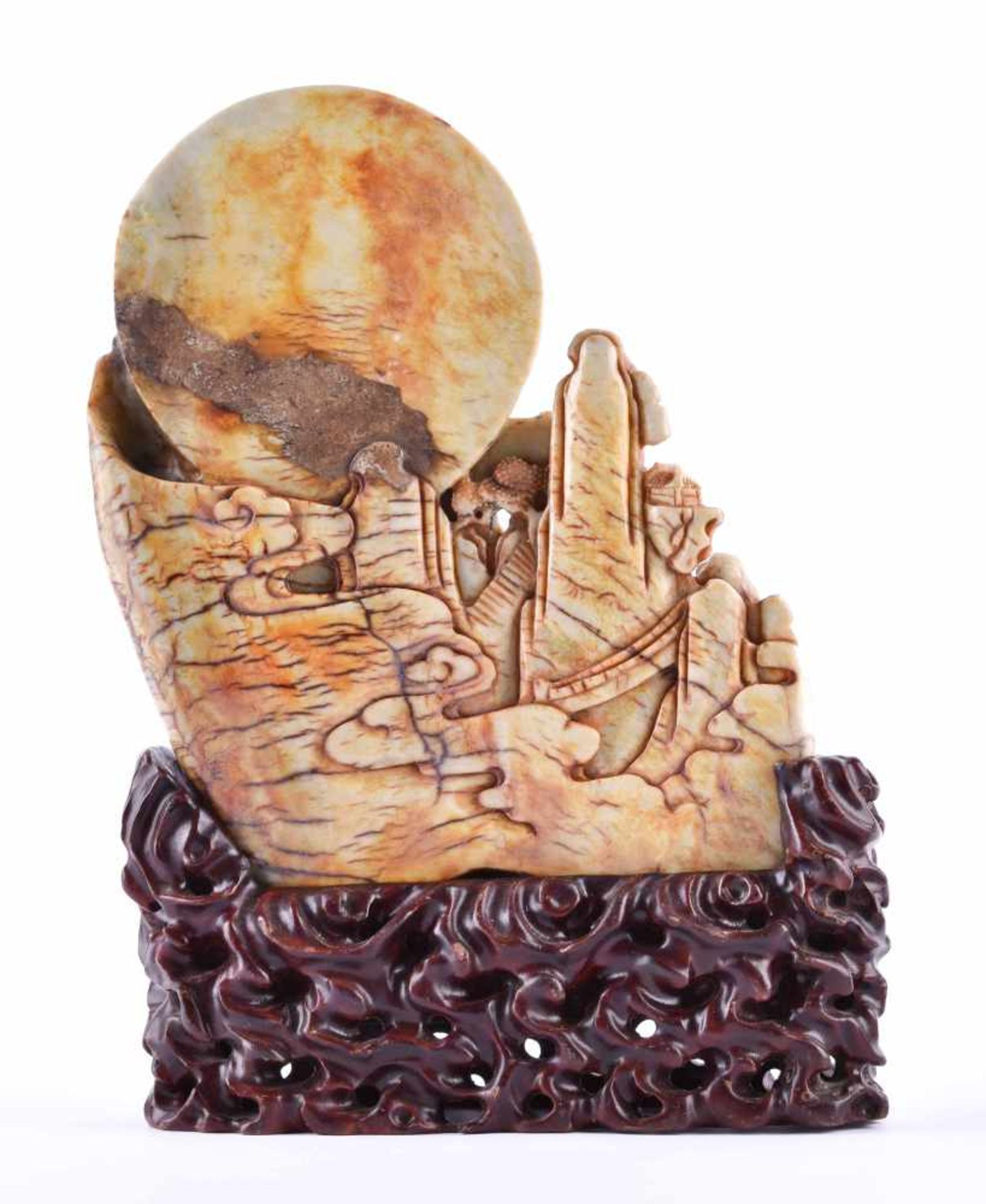 Große Jadeschnitzerei China Republikperiodevorder- und rückseitig fein beschnitzt, auf Holzsockel - Image 2 of 6