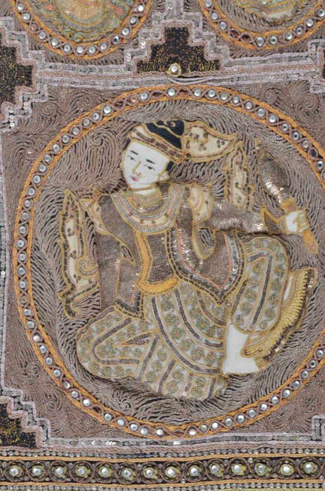 Asiatischer Wandteppich 19. Jhd.Handarbeit, mit Pailletten und Steinen besetzt, 74 cm x 57 cmAsian - Image 2 of 5