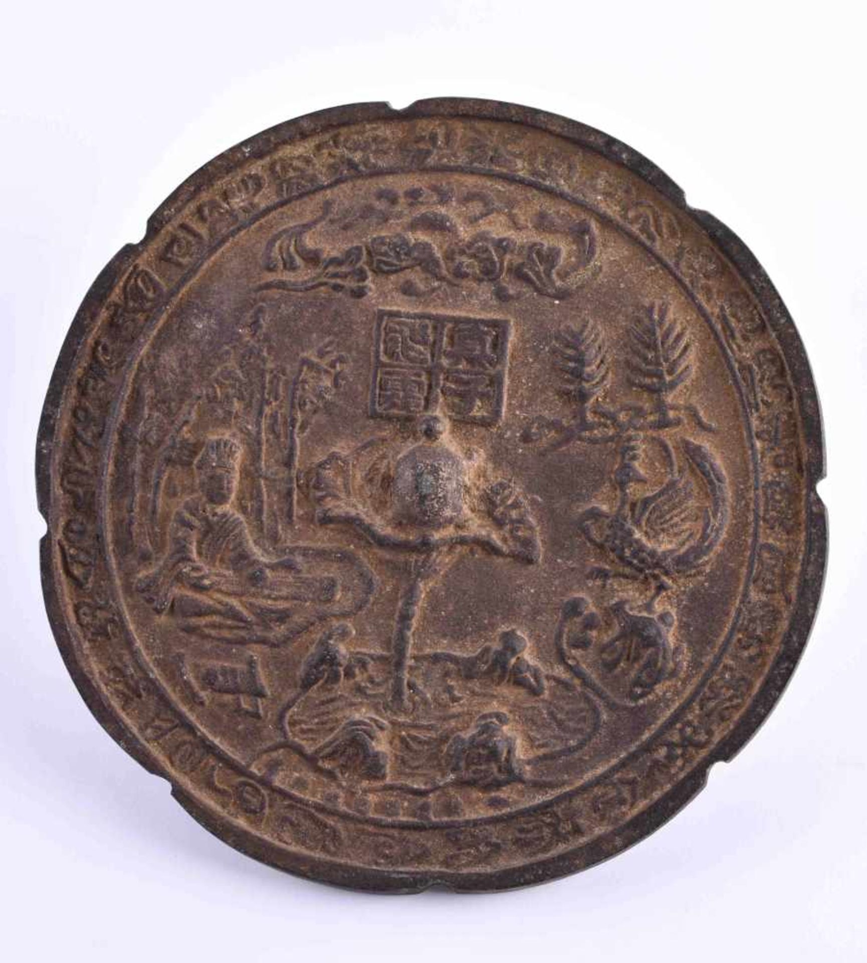 Bronze-Spiegel China wohl Han Dynastieschauseitig mit reliefiertem Dekor, im Spiegel oberhalb 4