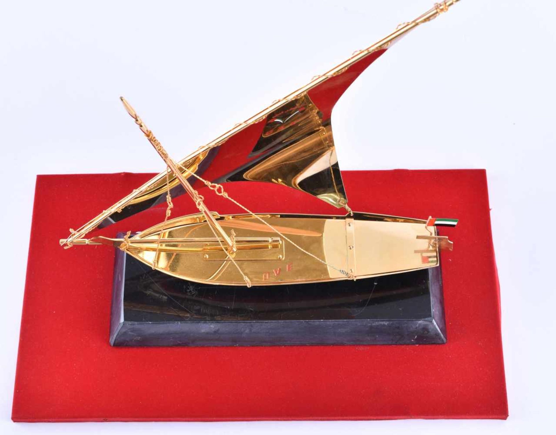 Abu Dhabi, Racing Boot - DauSchiffmodell aus Messing mit schwerer Vergoldung, montiert auf - Bild 5 aus 6