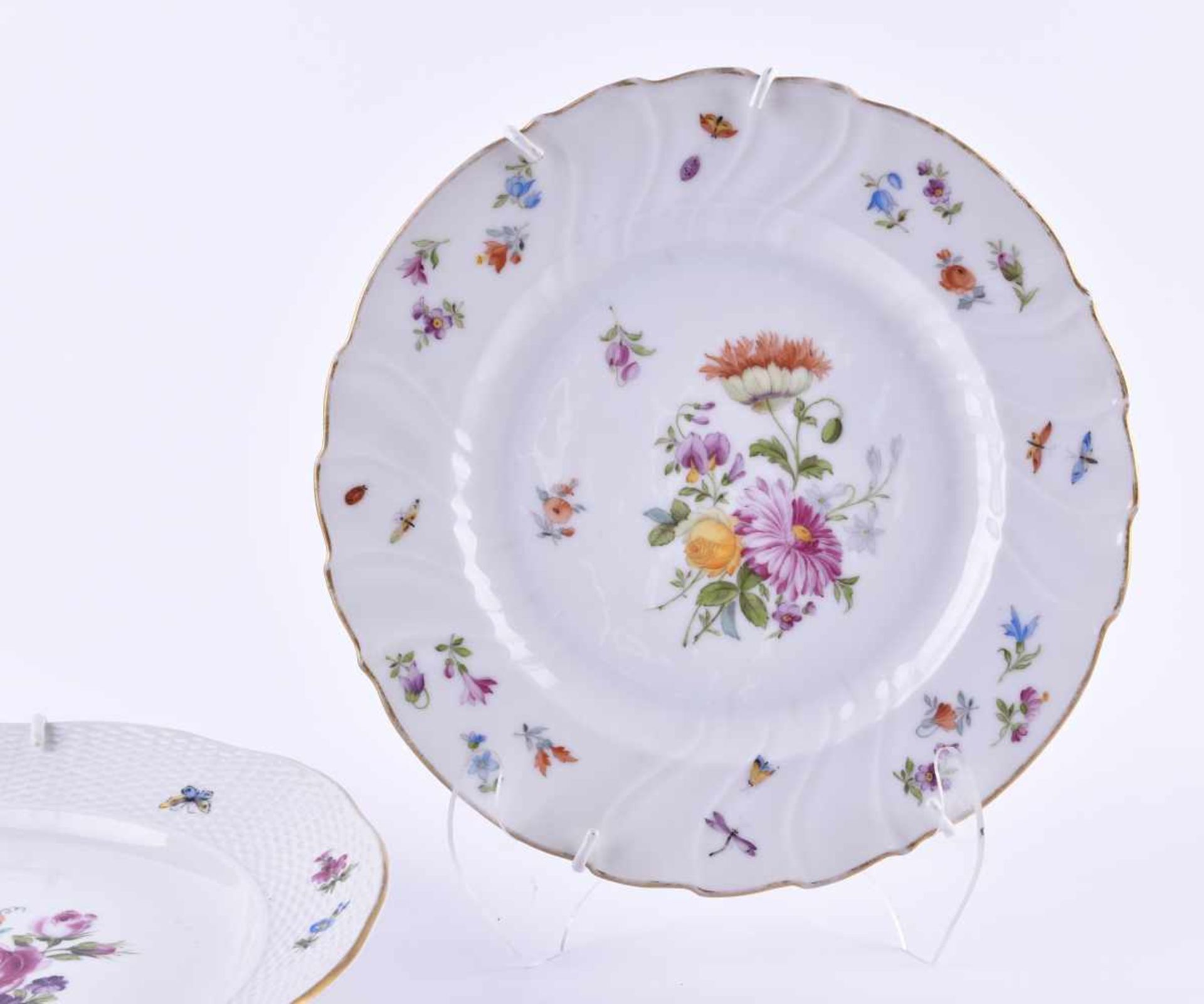 3 Teller Ungvarer um 1850farbig staffiert mit floralem und Schmetterlingsdekor, alle mit - Bild 2 aus 6
