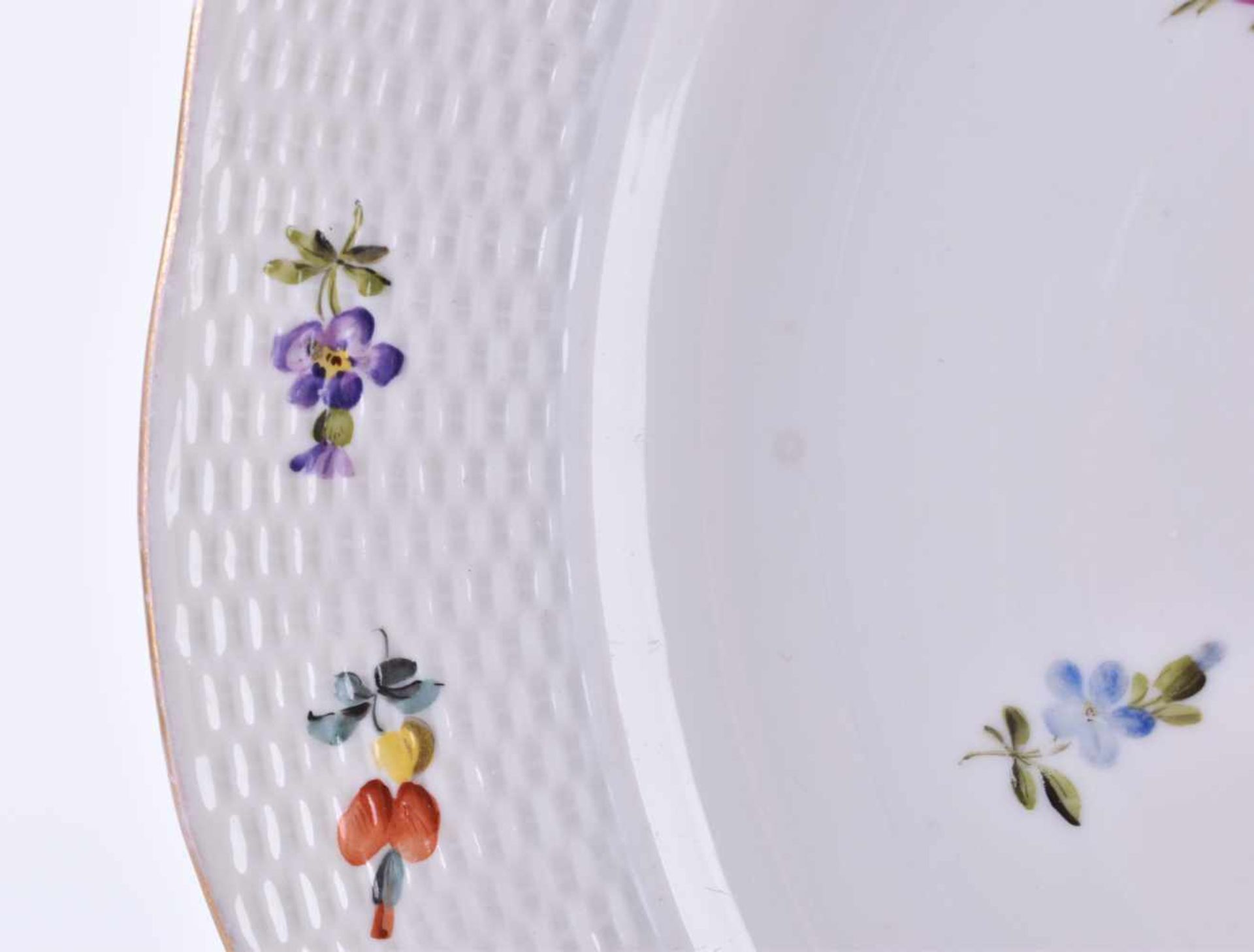 3 Teller Ungvarer um 1850farbig staffiert mit floralem und Schmetterlingsdekor, alle mit - Bild 4 aus 6