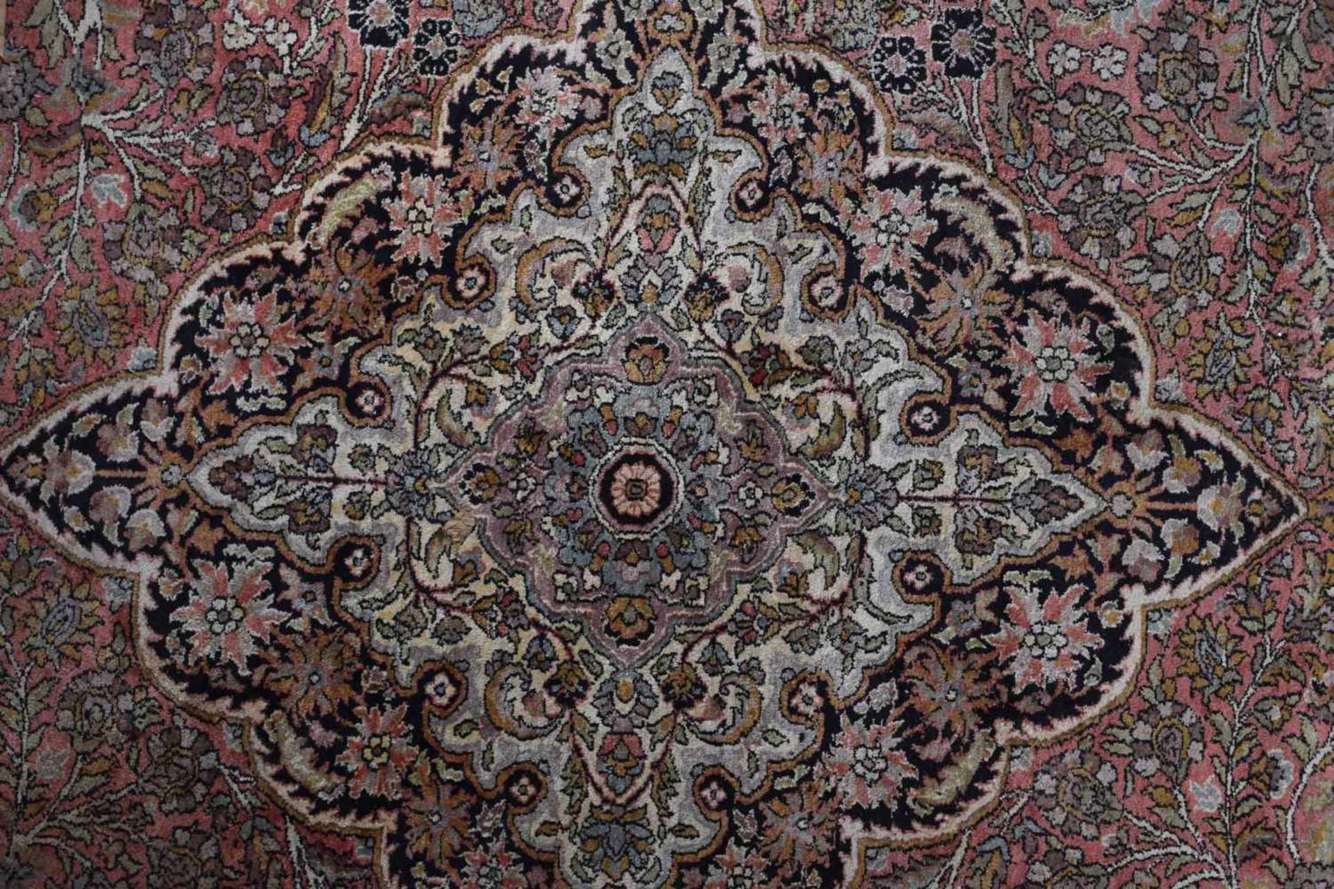 Silk carpet 2nd half 20th century380 cm x 256 cmSeidenteppich 2. Hälfte 20. Jhd.380 cm x 256 - Bild 2 aus 4