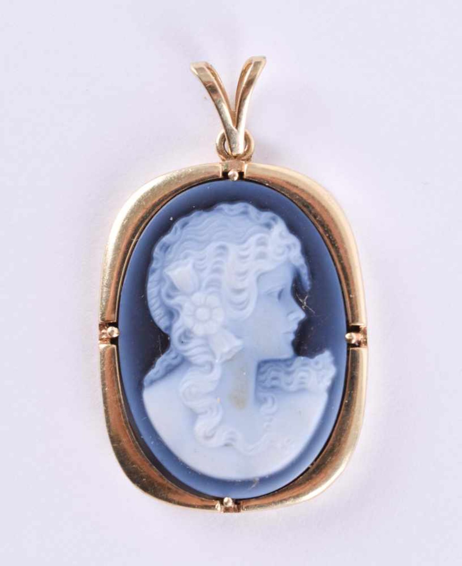 Pendant with blue gemyellow gold 585/000, 28 mm x 20 mm, total weight approx. 7 g.Anhänger mit