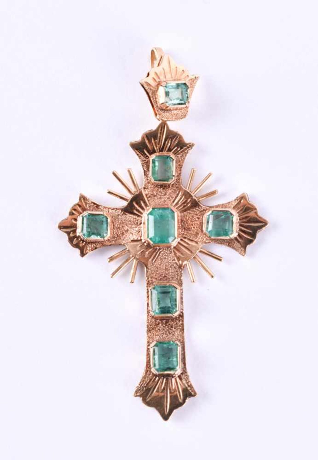 Cross pendantyellow gold 750/000, set with natural emeralds together approx. 1.50 ct,, 5 cm x 3