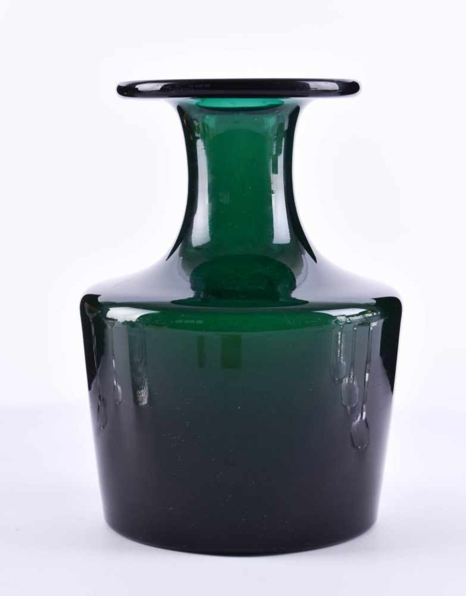 Vase probably around 1920green transparent glass, smoothed tear-off, height: 19 cmVase wohl um