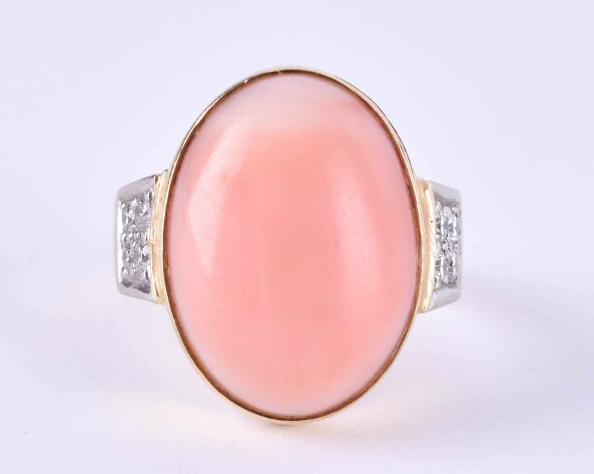 Coral diamond ringyellow gold 750/000, in the middle large coral, with brilliant set, ring size