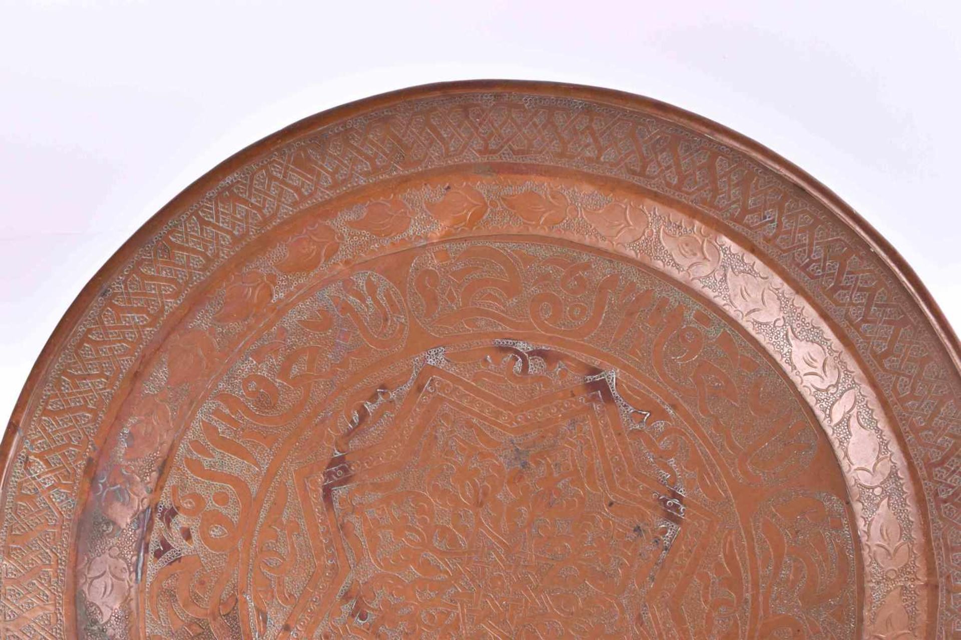 Plate Mameluk 19th centurycopper, finely chased with ornaments and calligraphy, Ø 47.5 cmTeller - Image 3 of 4