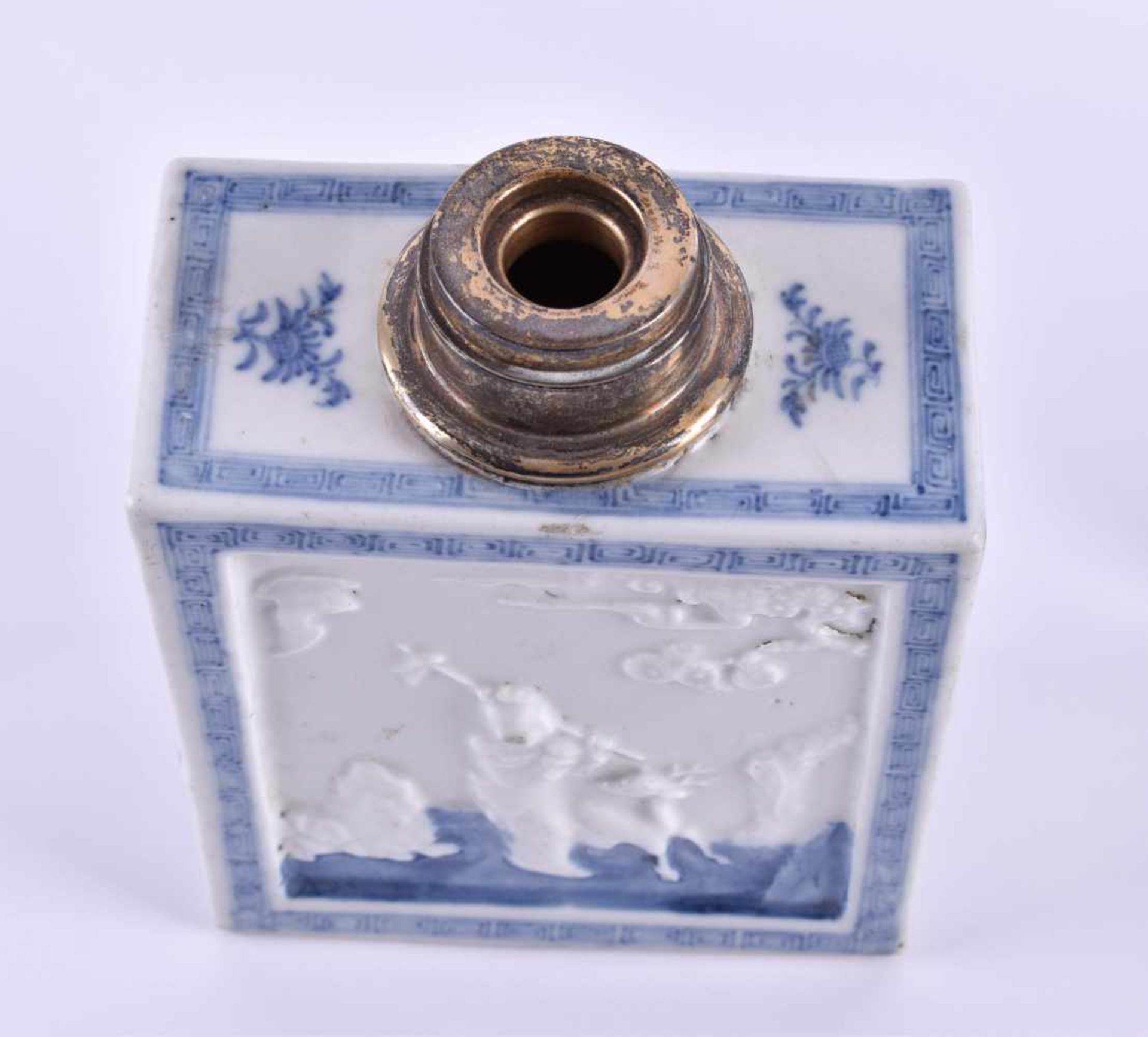 Tea box China Qing period, Kangxiwith blue and white painting, spout with silver mounting, - Image 5 of 6