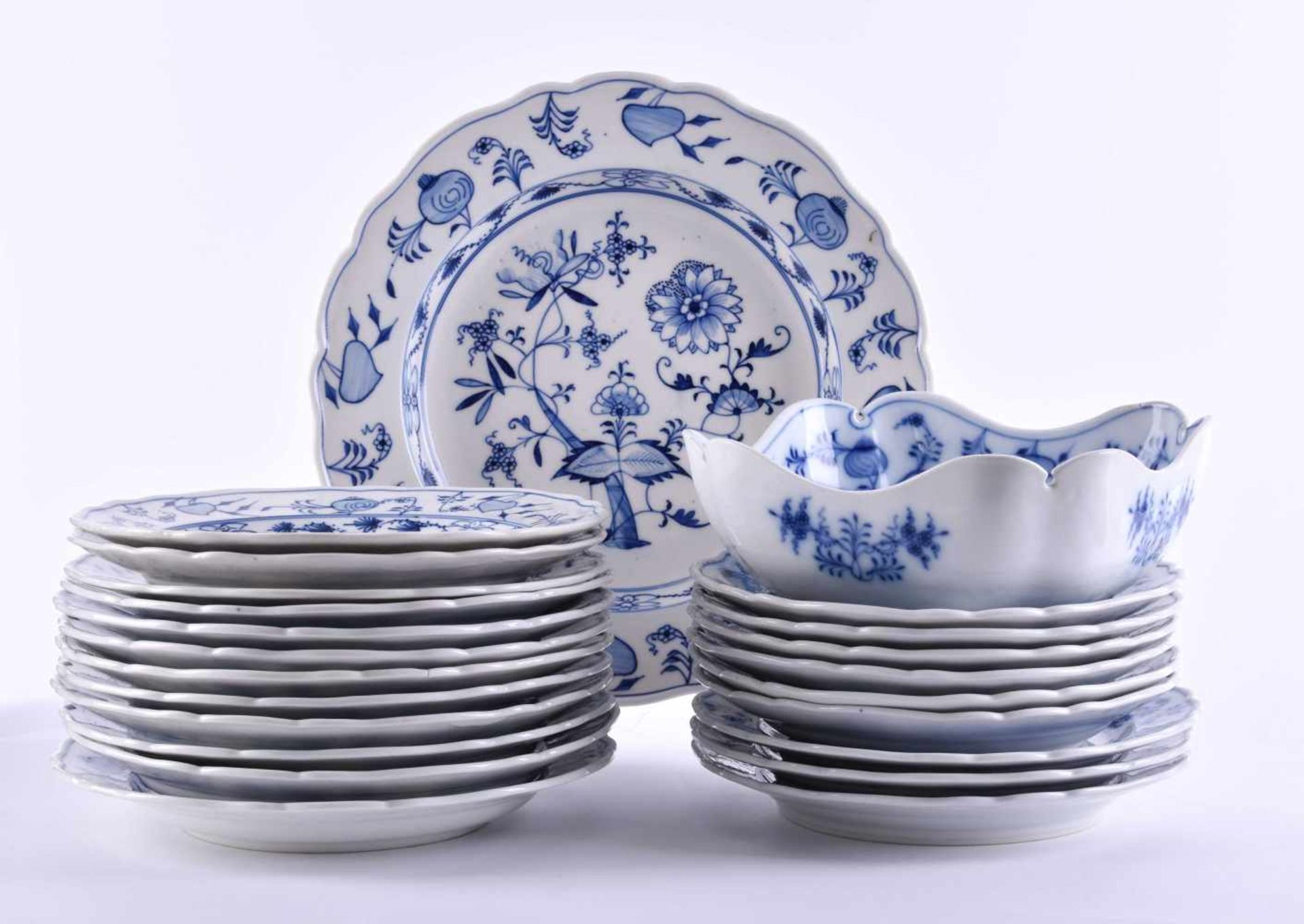 Remains of a dining service Stadt Meissen23 pieces, Teichert, Zwiebelmuster, with: 9 plates Ø 22.5