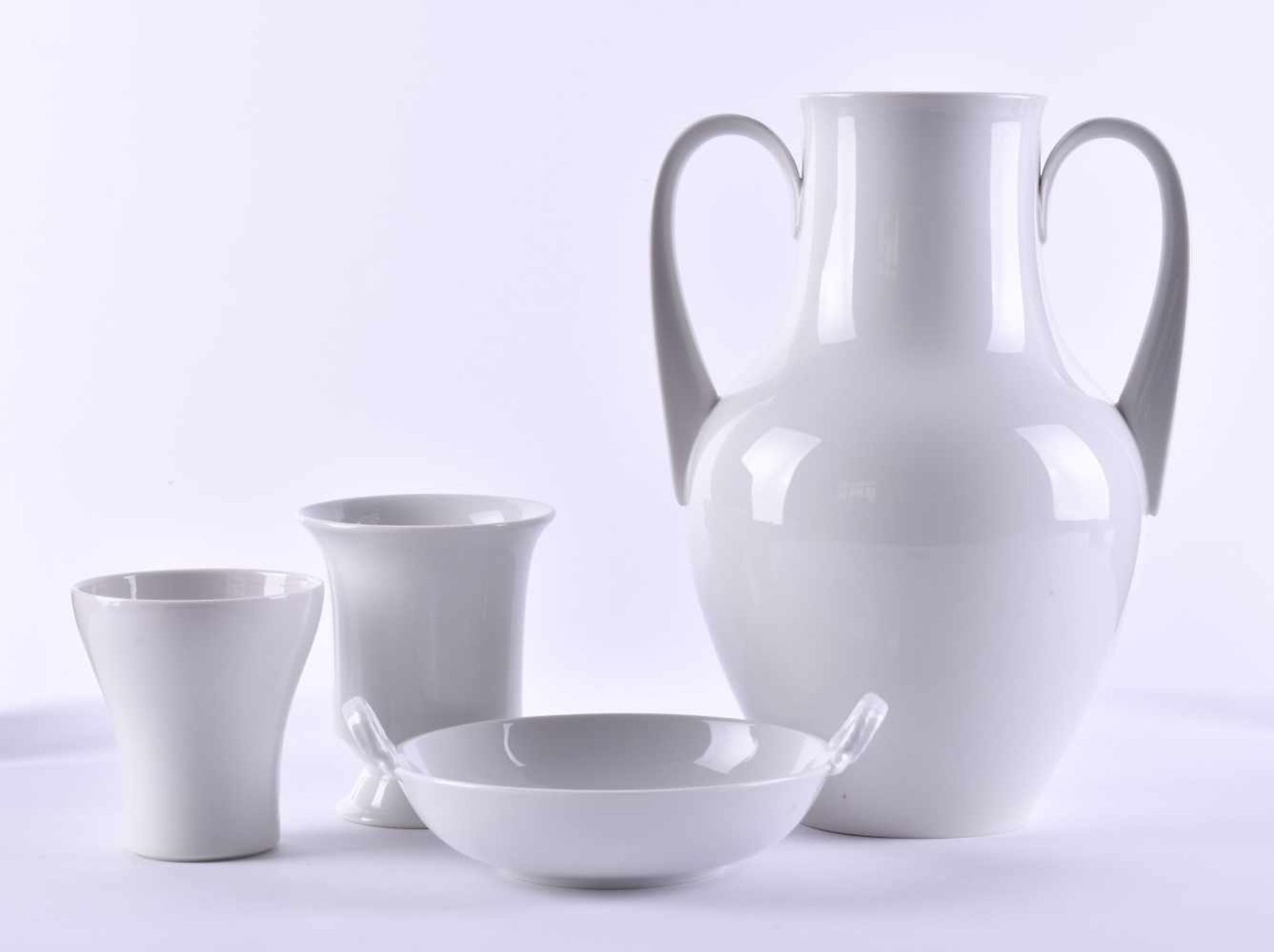 A group of porcelain, KPM Berlin4 pieces, 1 handle vase (23.5 cm), 1 cup (height: 8.2 cm, 1 cup (