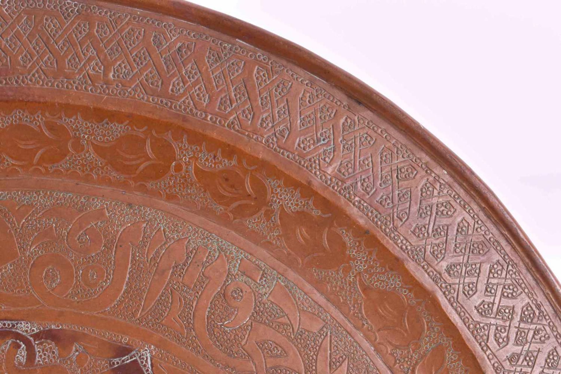 Plate Mameluk 19th centurycopper, finely chased with ornaments and calligraphy, Ø 47.5 cmTeller - Image 4 of 4