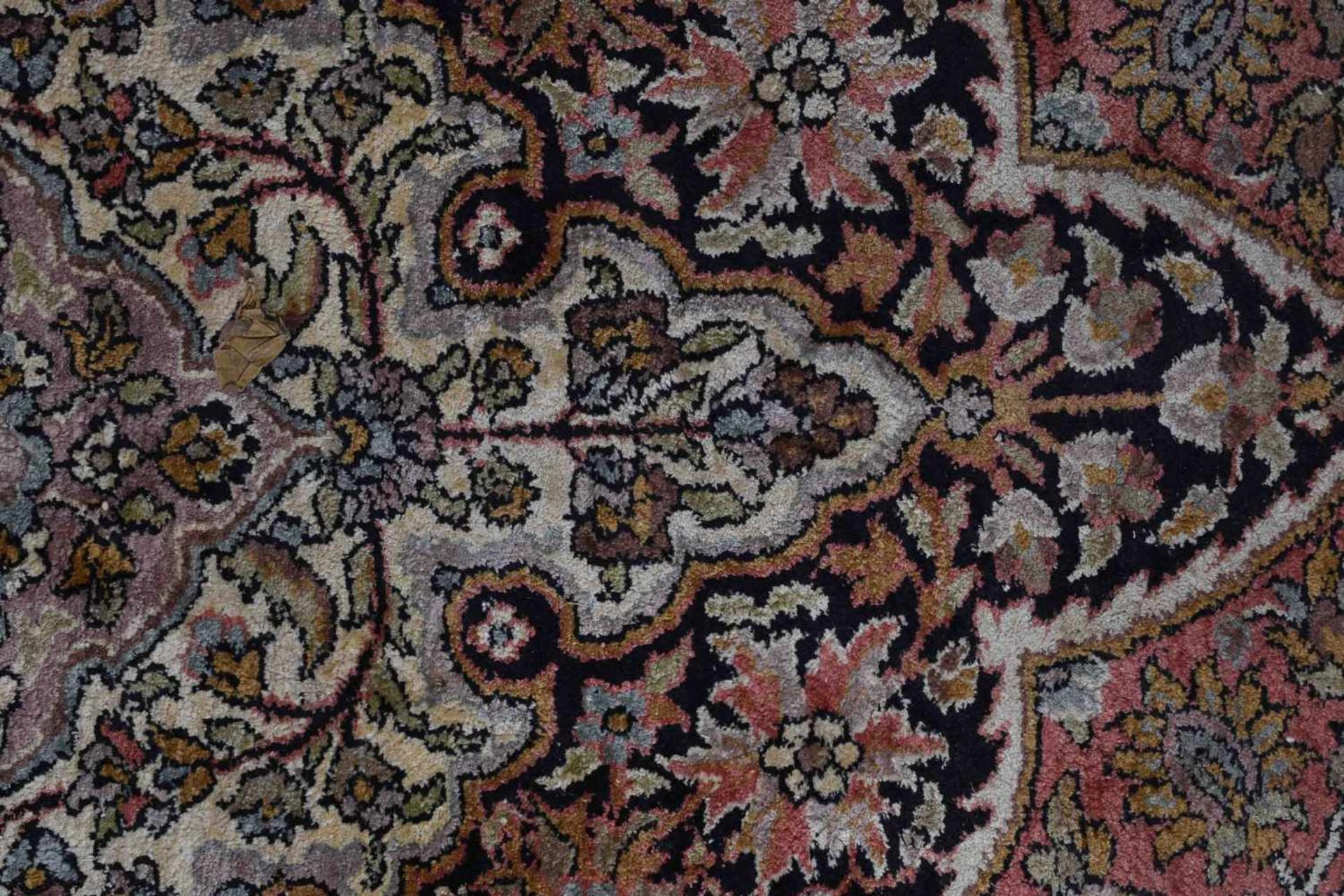 Silk carpet 2nd half 20th century380 cm x 256 cmSeidenteppich 2. Hälfte 20. Jhd.380 cm x 256 - Bild 4 aus 4