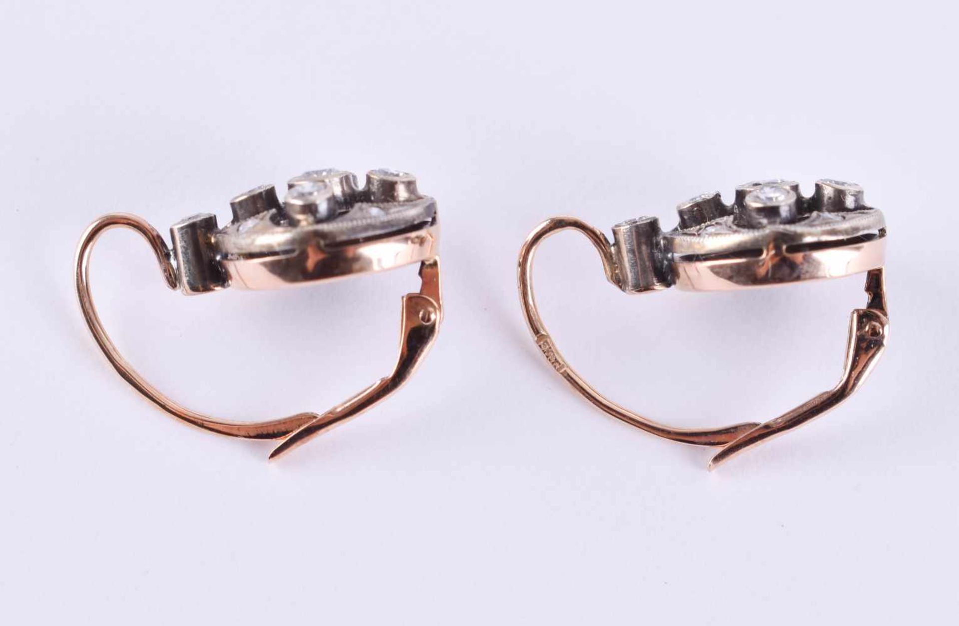 Pair of earrings Russiared gold / white gold 56 Zolotnik, each set with 6 brilliant-cut diamonds - Bild 4 aus 5
