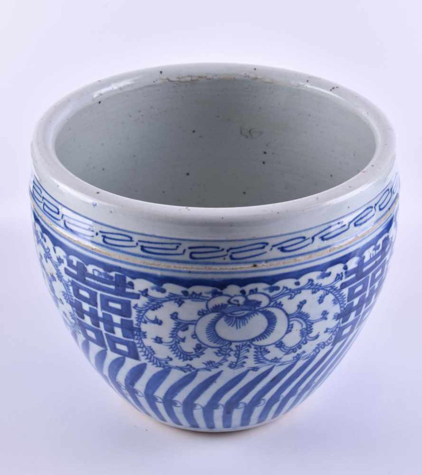 Cachepot China Qing periodencircling with blue and white painting, glazed, height: 19.5 cm, Ø 24.5 - Image 3 of 4