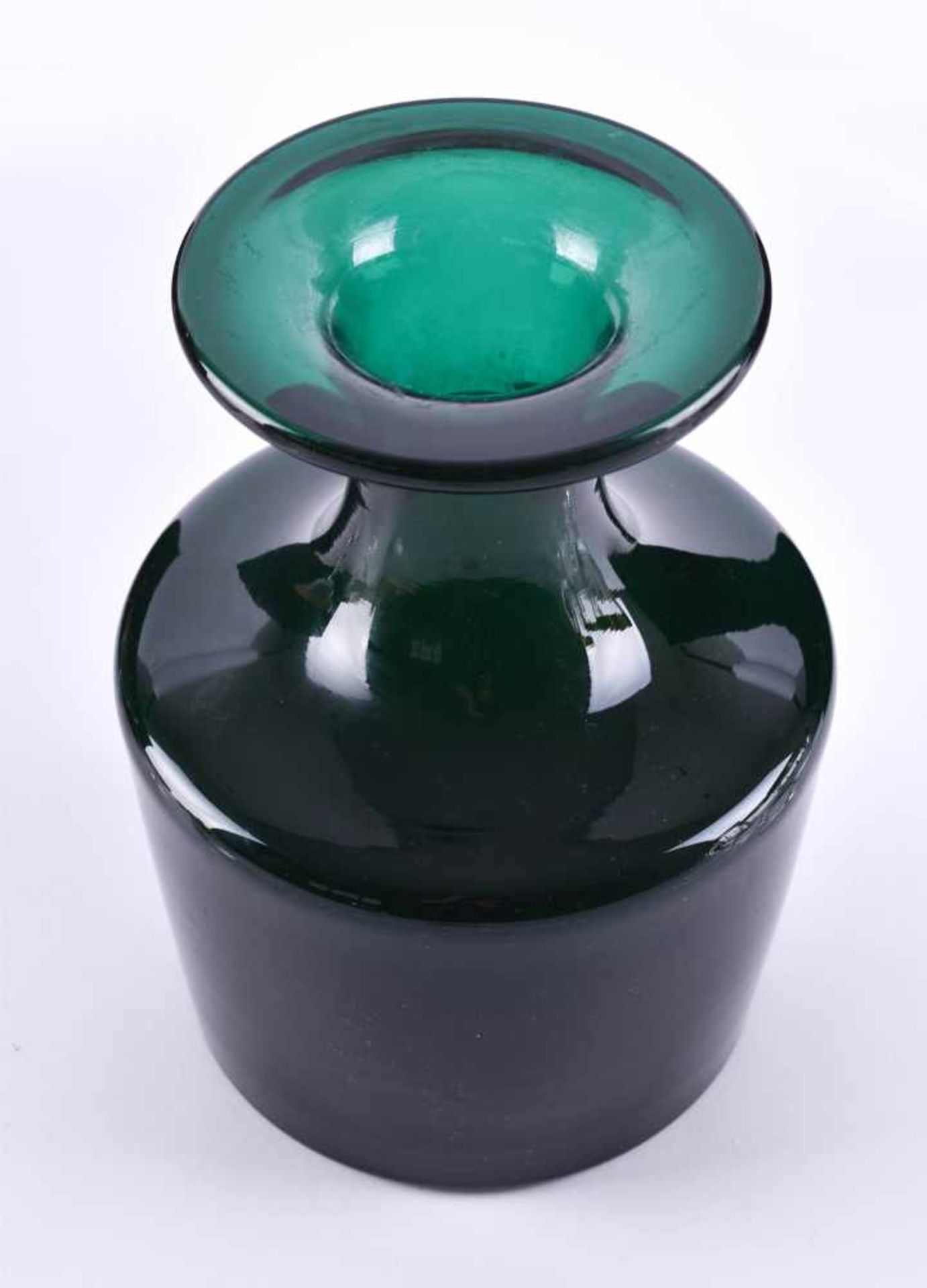 Vase probably around 1920green transparent glass, smoothed tear-off, height: 19 cmVase wohl um - Bild 3 aus 4