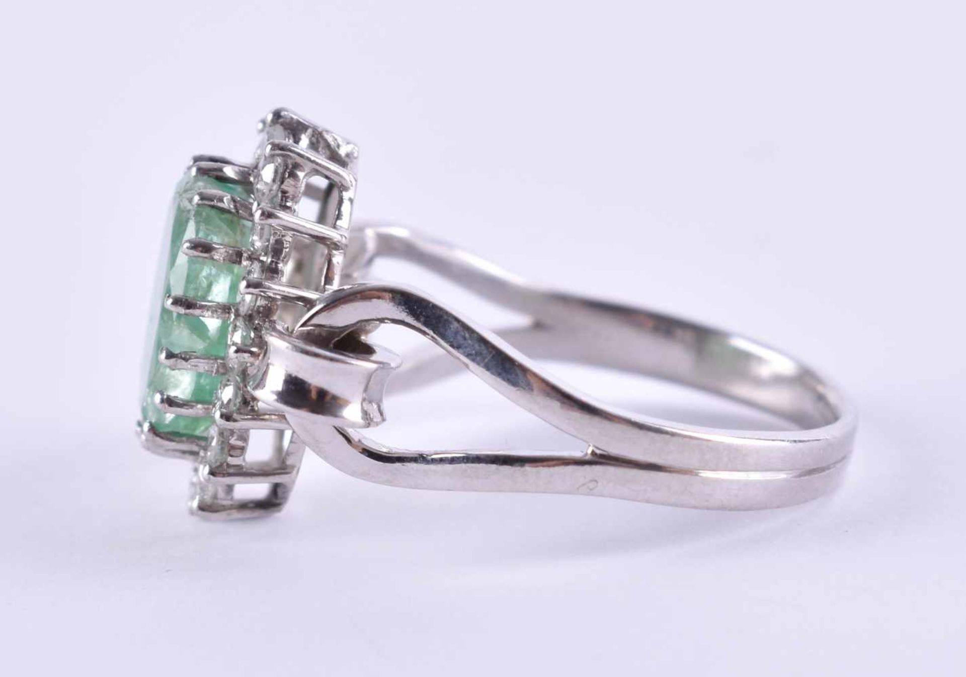 Emerald diamond ringwhite gold 750/000, central natural emerald over 2.00 ct, all around set with - Bild 2 aus 5