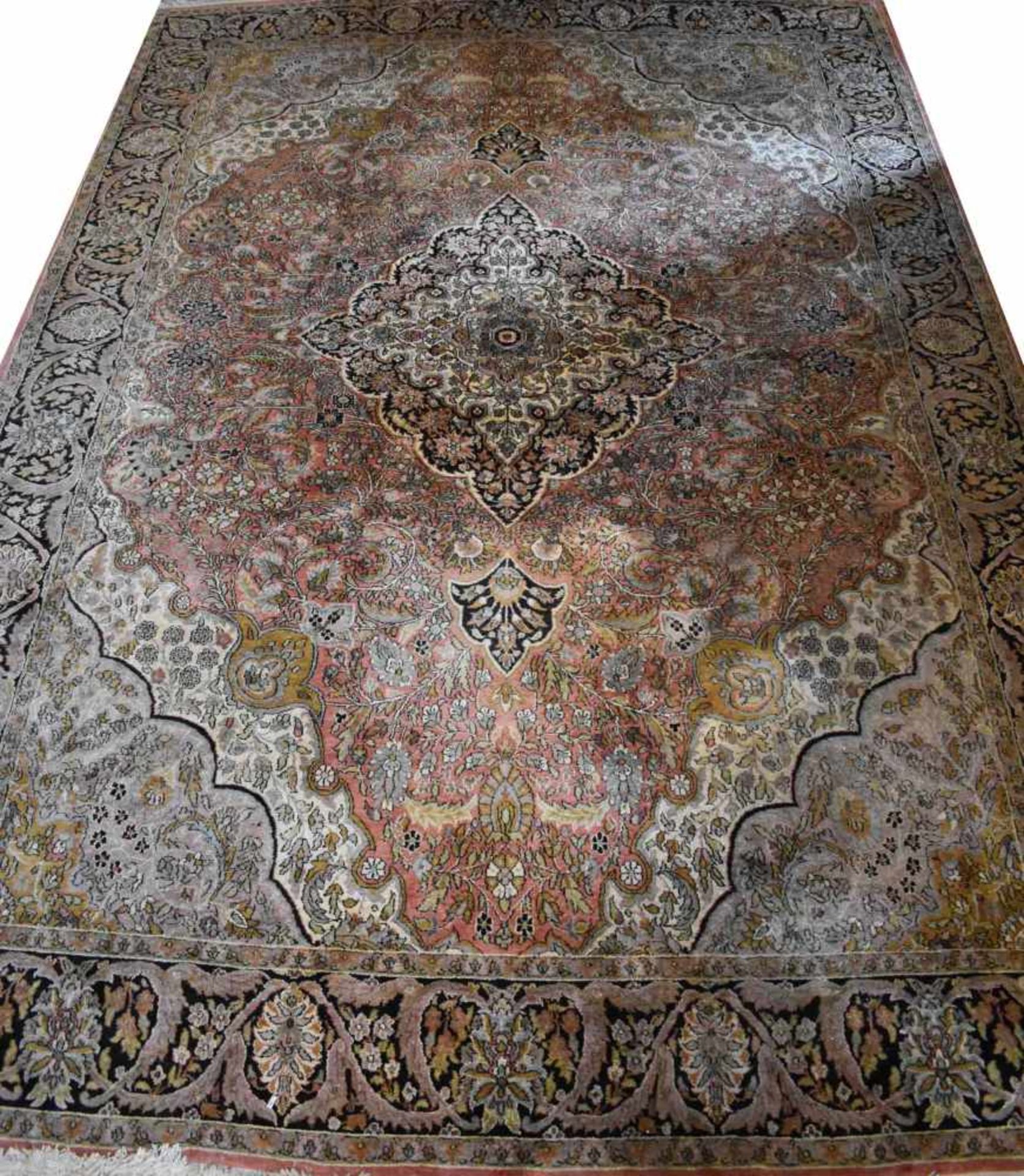 Silk carpet 2nd half 20th century380 cm x 256 cmSeidenteppich 2. Hälfte 20. Jhd.380 cm x 256