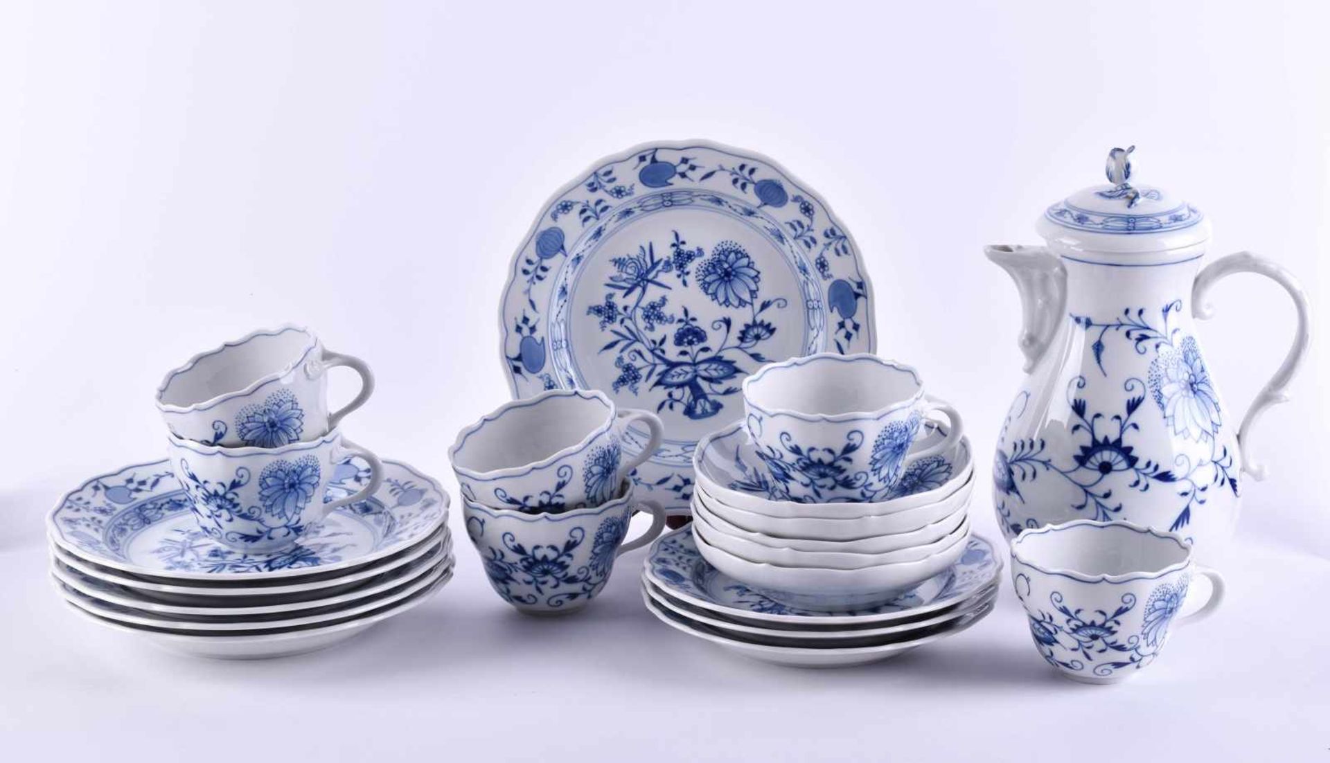 Remains of a Meissen coffee service22 pieces., decor Zwiebelmuster, includes 7 cups, 5 saucers 1