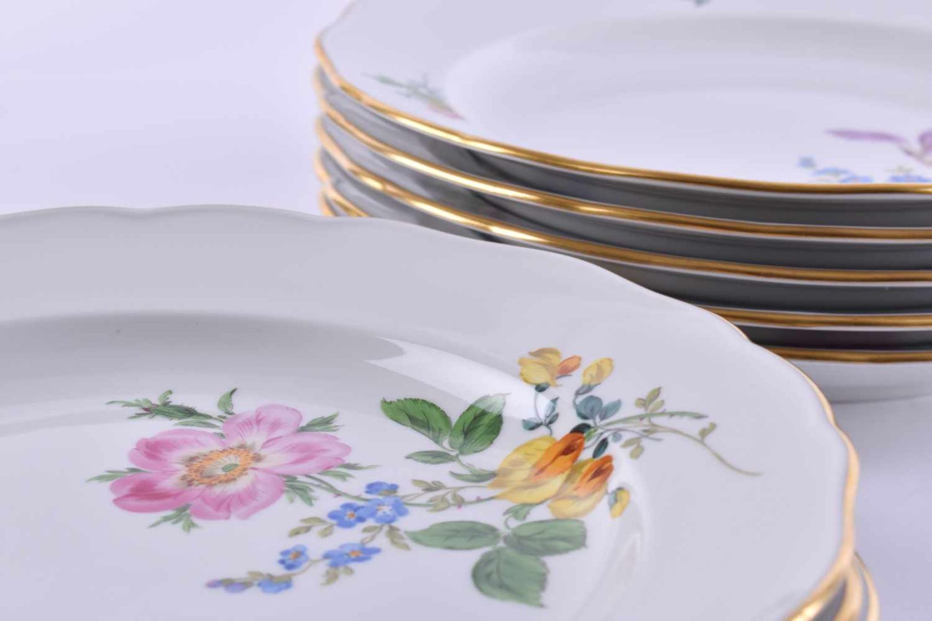 9 dinner plates Meissencolored and gold painted, decor with German flower bouquet, blue sword - Bild 3 aus 4