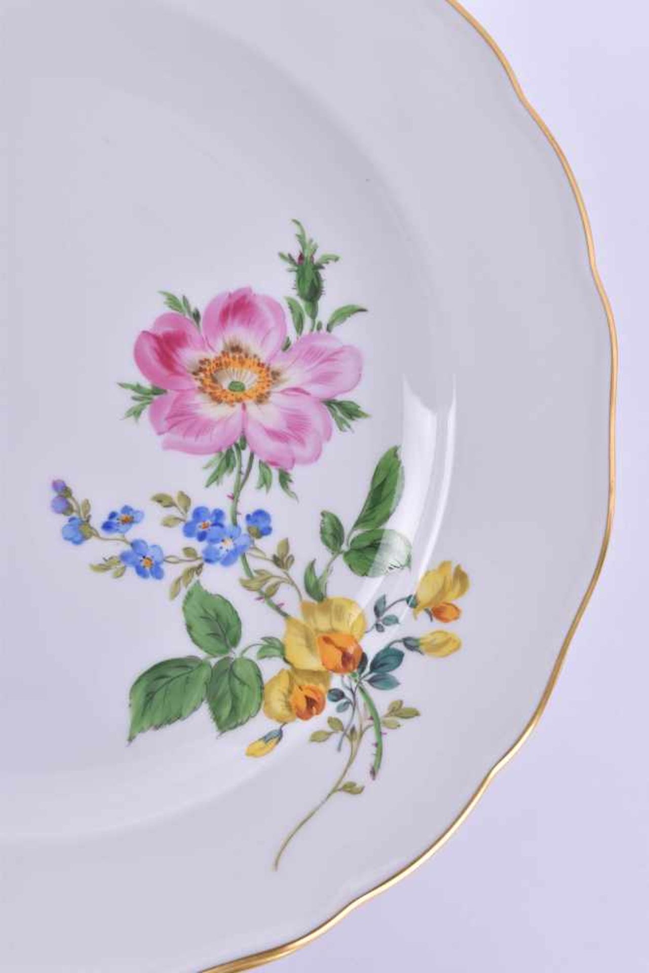 9 dinner plates Meissencolored and gold painted, decor with German flower bouquet, blue sword - Bild 2 aus 4