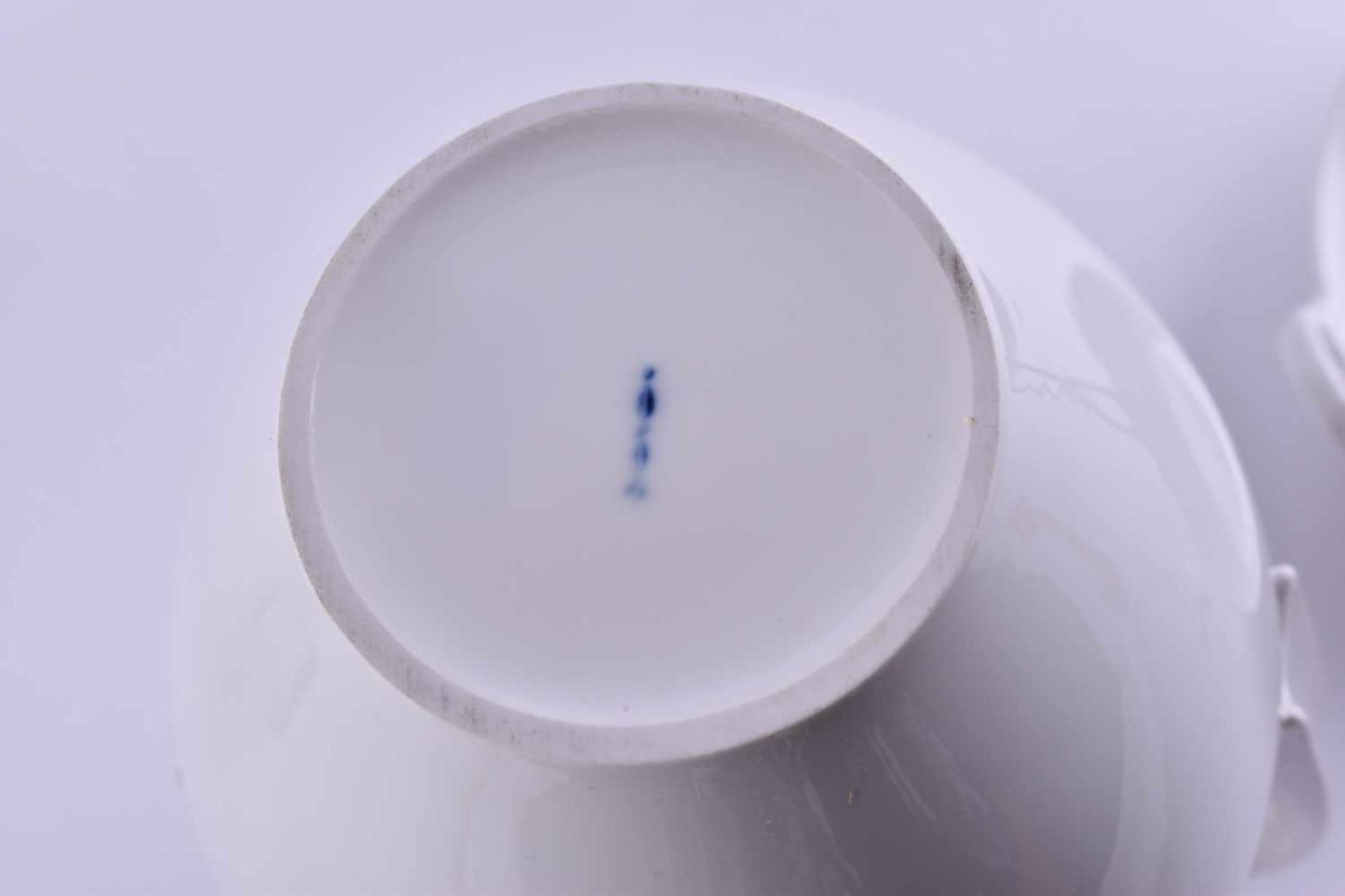 A group of porcelain, KPM Berlin4 pieces, 1 handle vase (23.5 cm), 1 cup (height: 8.2 cm, 1 cup ( - Bild 4 aus 5