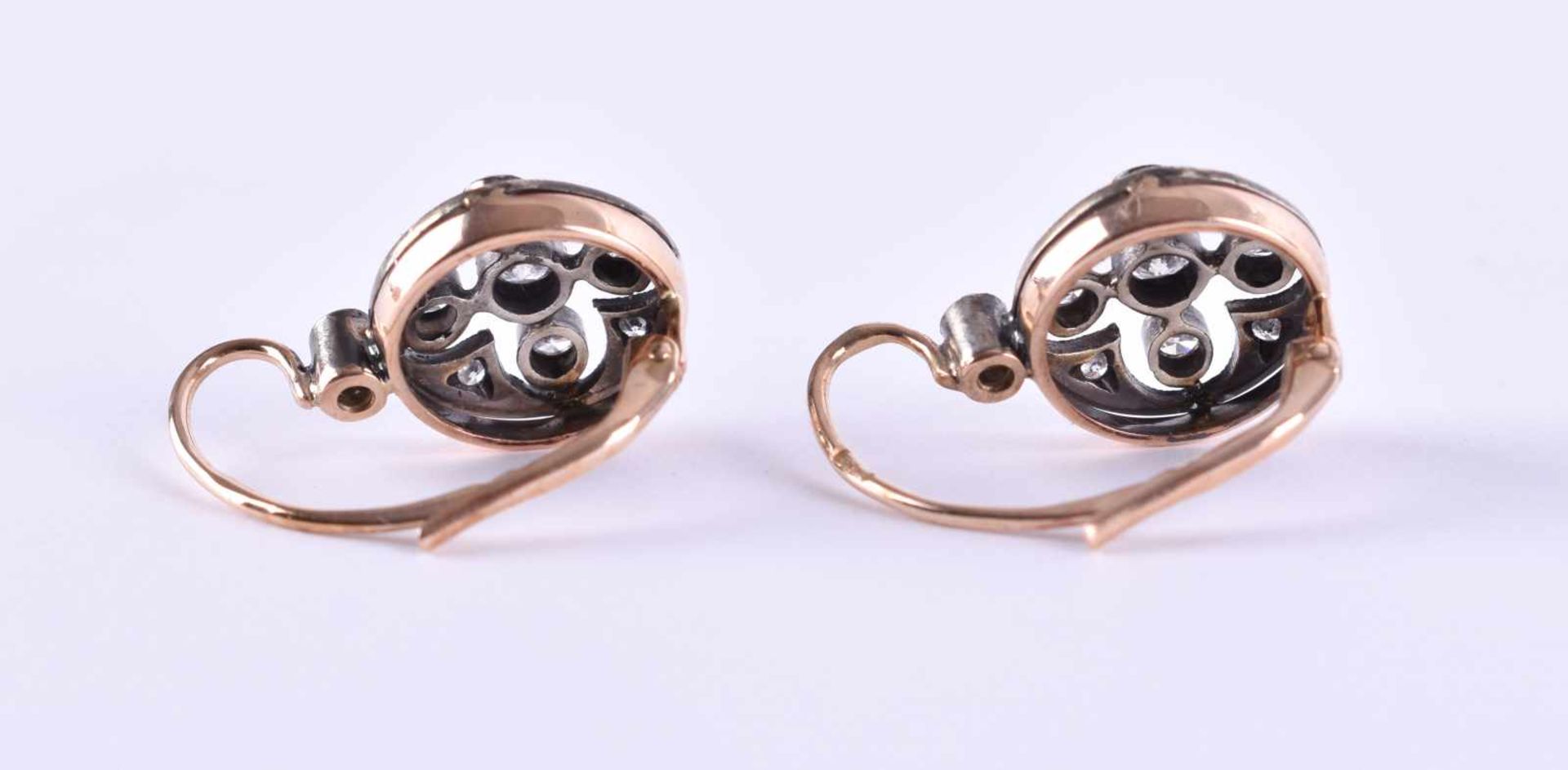 Pair of earrings Russiared gold / white gold 56 Zolotnik, each set with 6 brilliant-cut diamonds - Bild 3 aus 5
