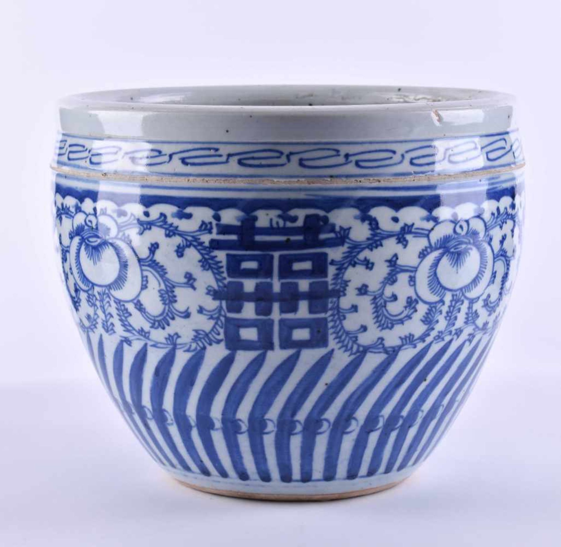 Cachepot China Qing periodencircling with blue and white painting, glazed, height: 19.5 cm, Ø 24.5 - Image 2 of 4