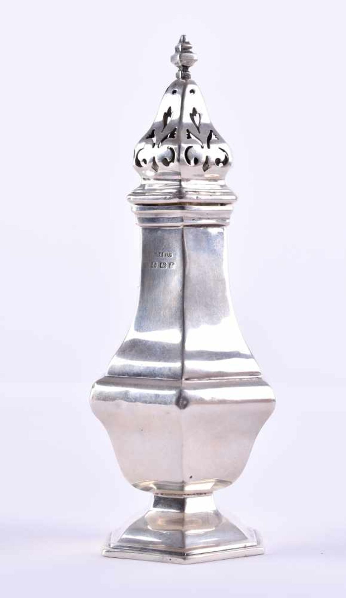 Salt shaker Englandsterling silver, hallmarked, height: 17 cm, weight approx. 95 g.Salzstreuer