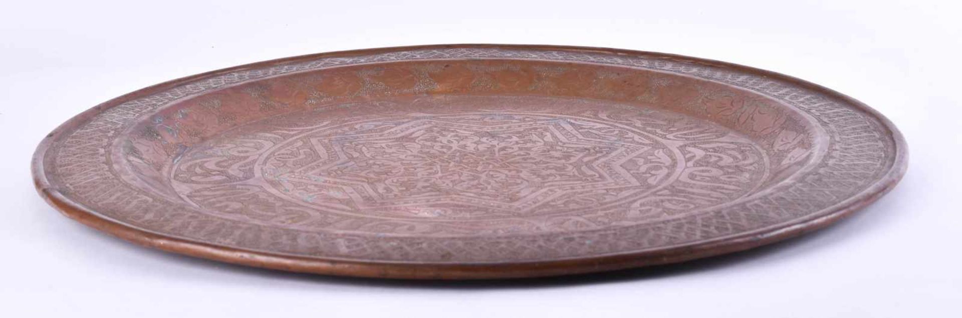 Plate Mameluk 19th centurycopper, finely chased with ornaments and calligraphy, Ø 47.5 cmTeller - Image 2 of 4