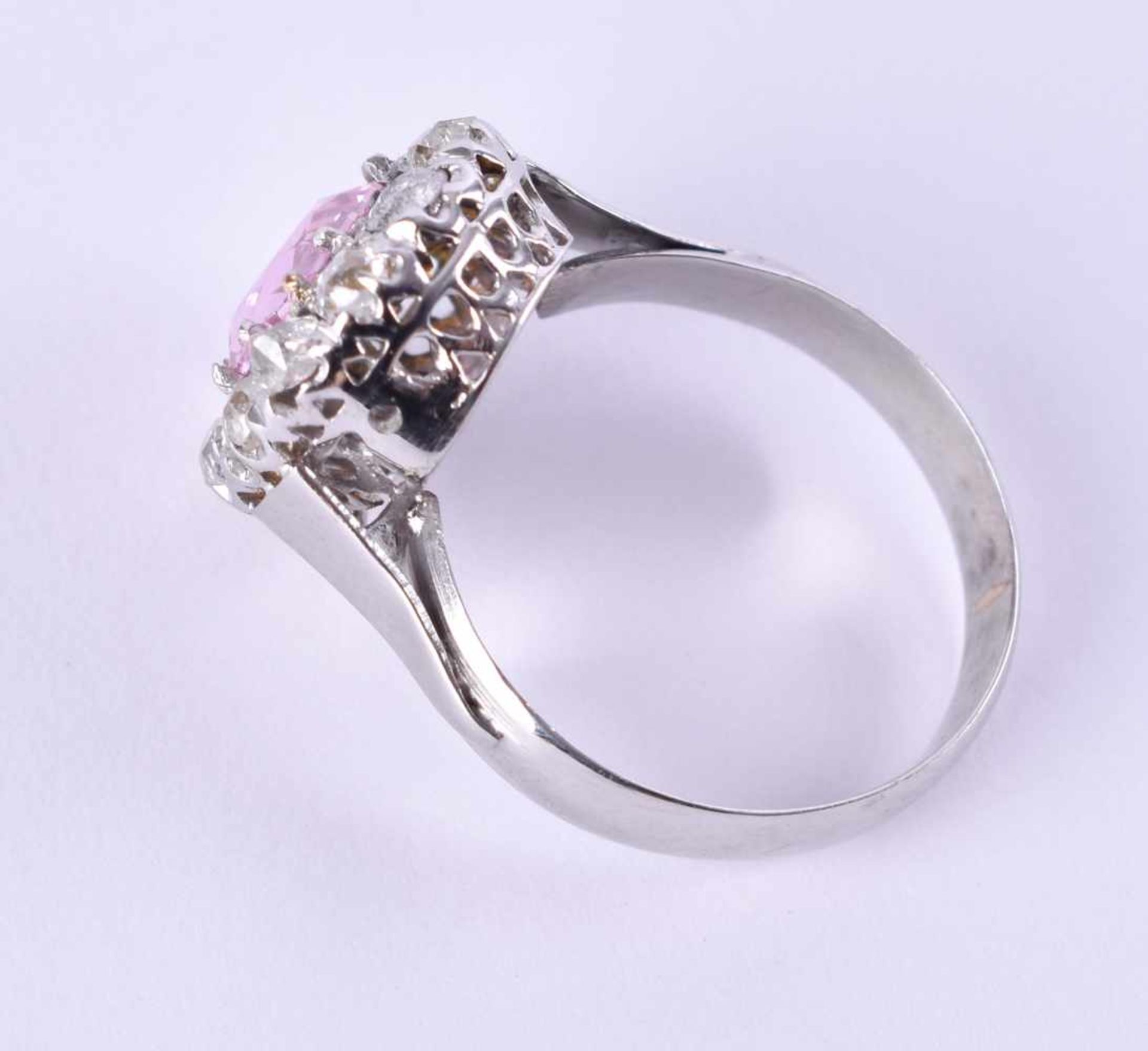 Diamond ring around 1920 / 30white gold 585/000, center pink stone, set all around with diamonds, - Bild 3 aus 3